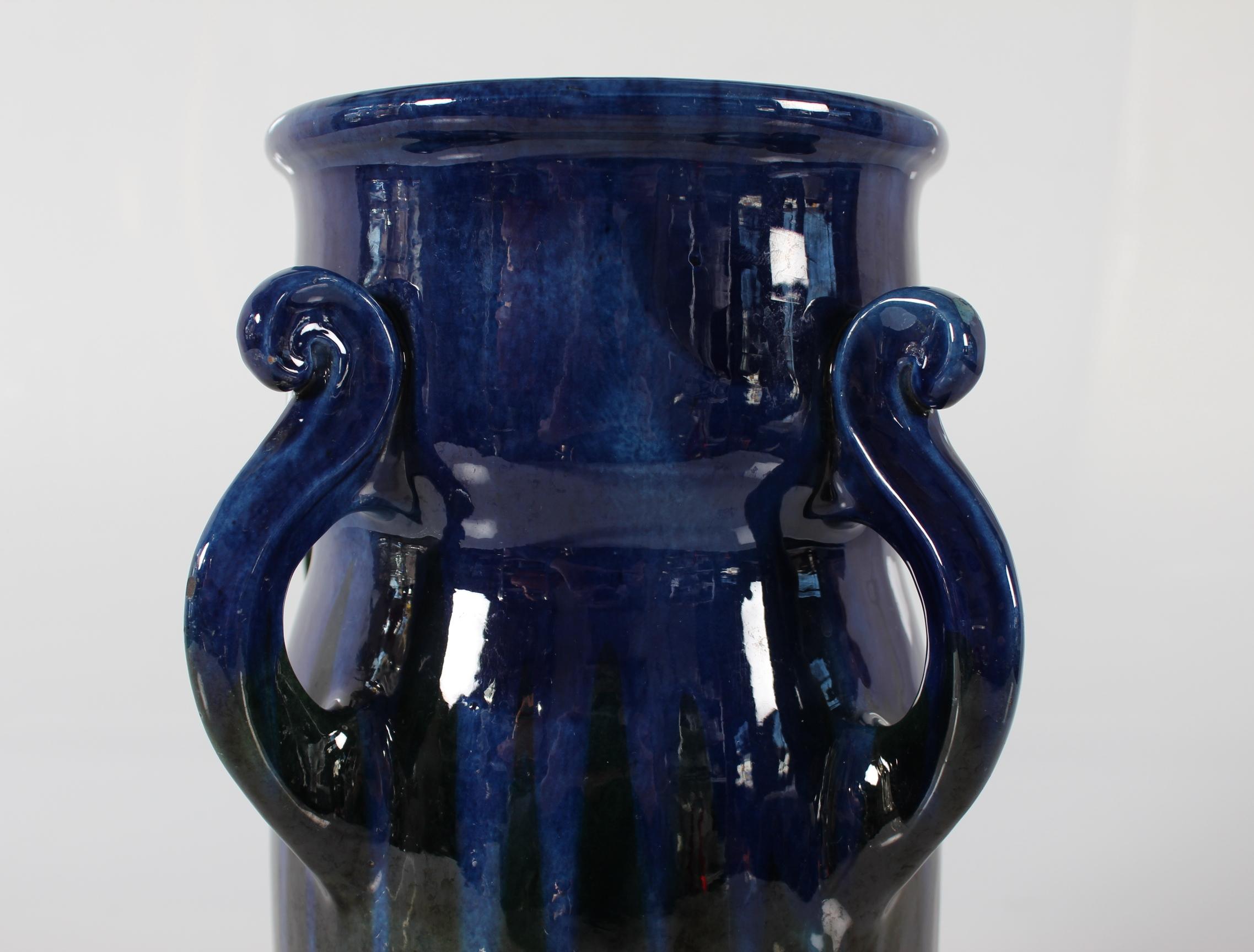 Vase sculptural Herman A. Kähler à glaçure bleue et verte Danemark vers 1910 Bon état - En vente à Aarhus C, DK