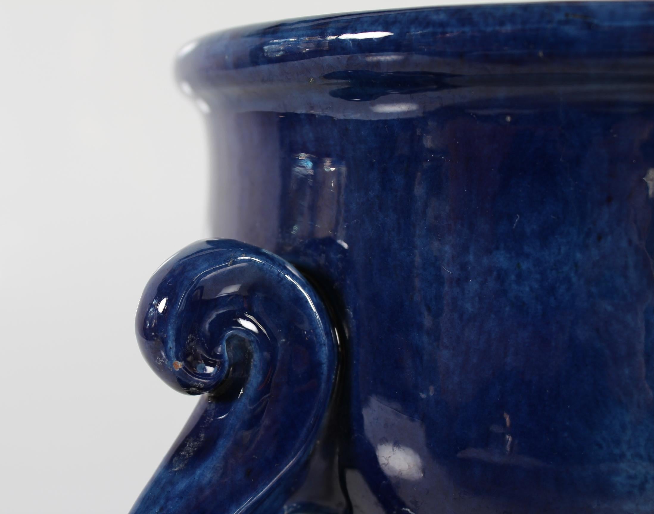 Début du 20ème siècle Vase sculptural Herman A. Kähler à glaçure bleue et verte Danemark vers 1910 en vente