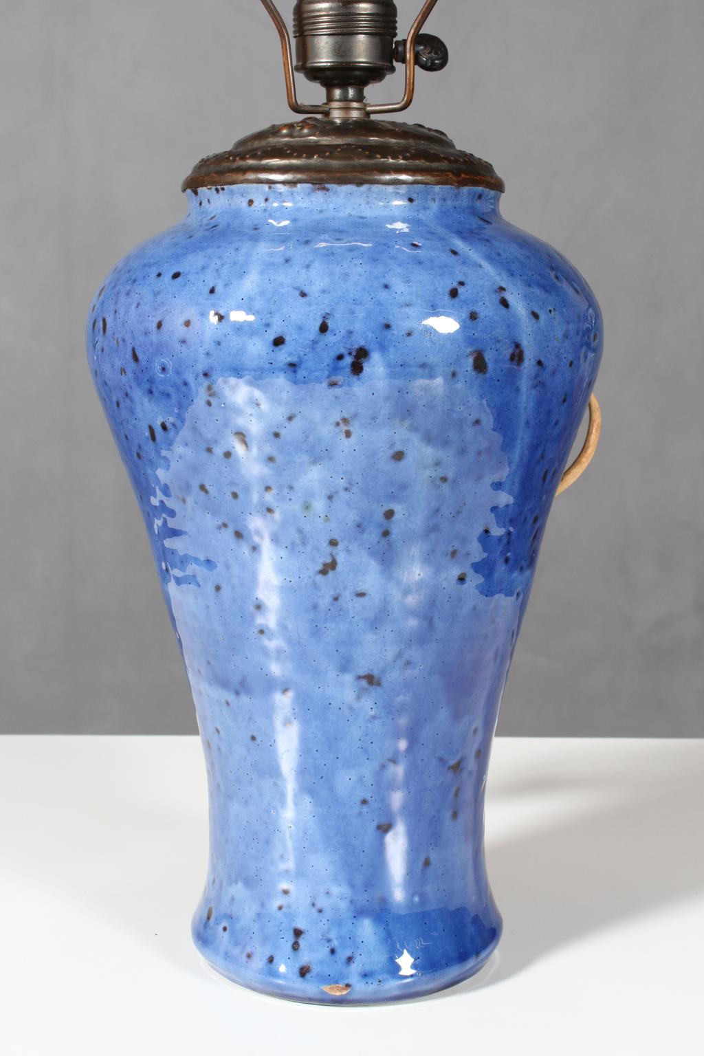 Herman A. Kähler table lamp in blue glazed ceramic.

Top in bronzed metal and bakelit.