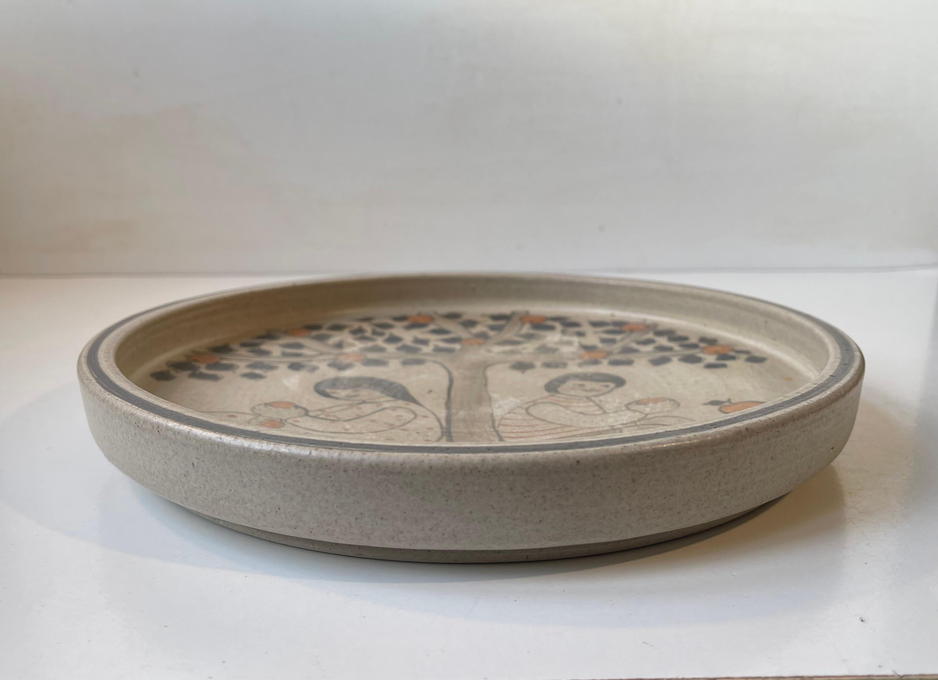 Mid-Century moderno Piatto in gres danese Herman August Kähler con raccoglitori di arance, anni '60 in vendita