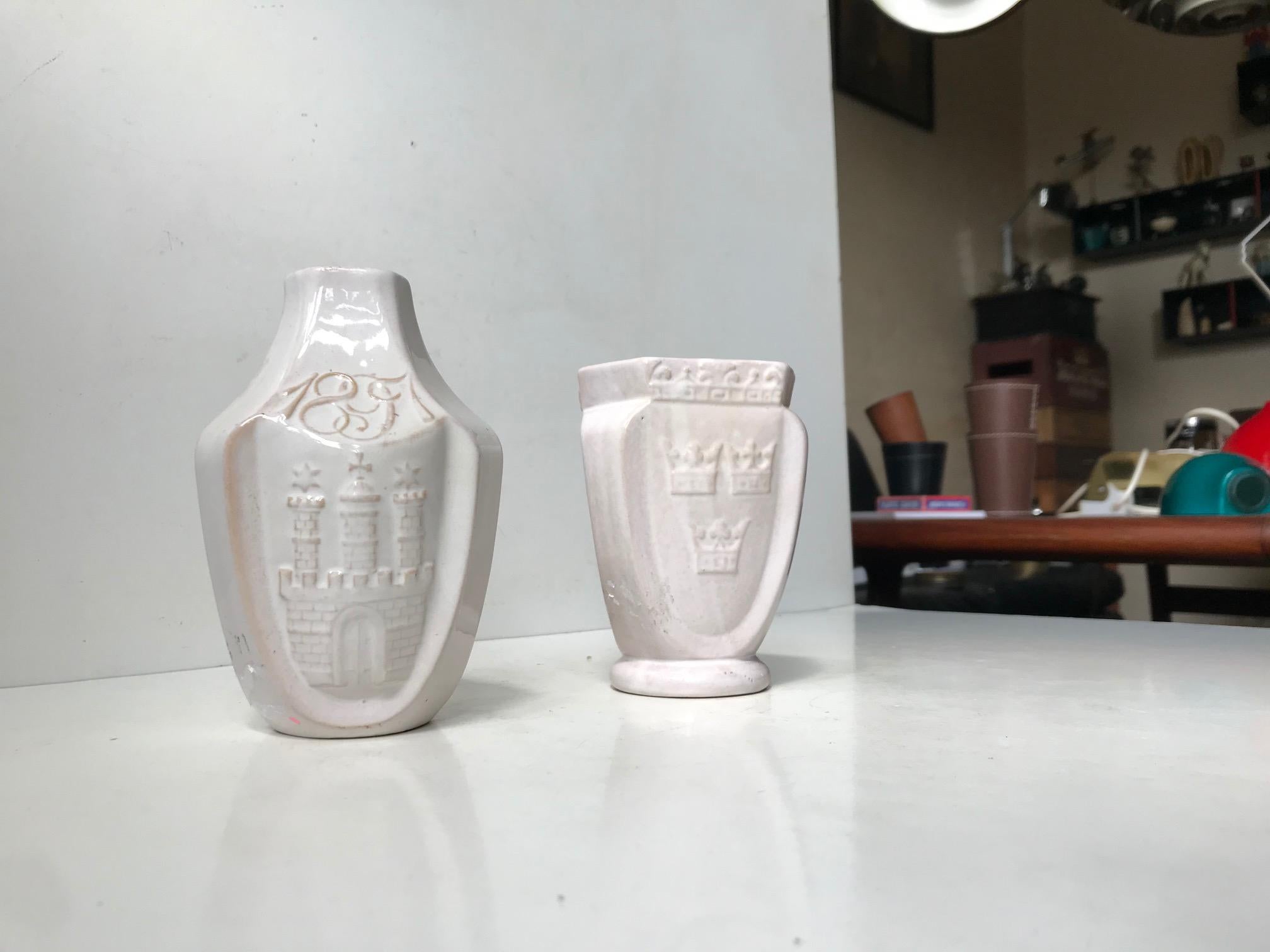 Deux vases commémoratifs en céramique blanche ancienne d'Herman August Khler, années 1900 Bon état - En vente à Esbjerg, DK