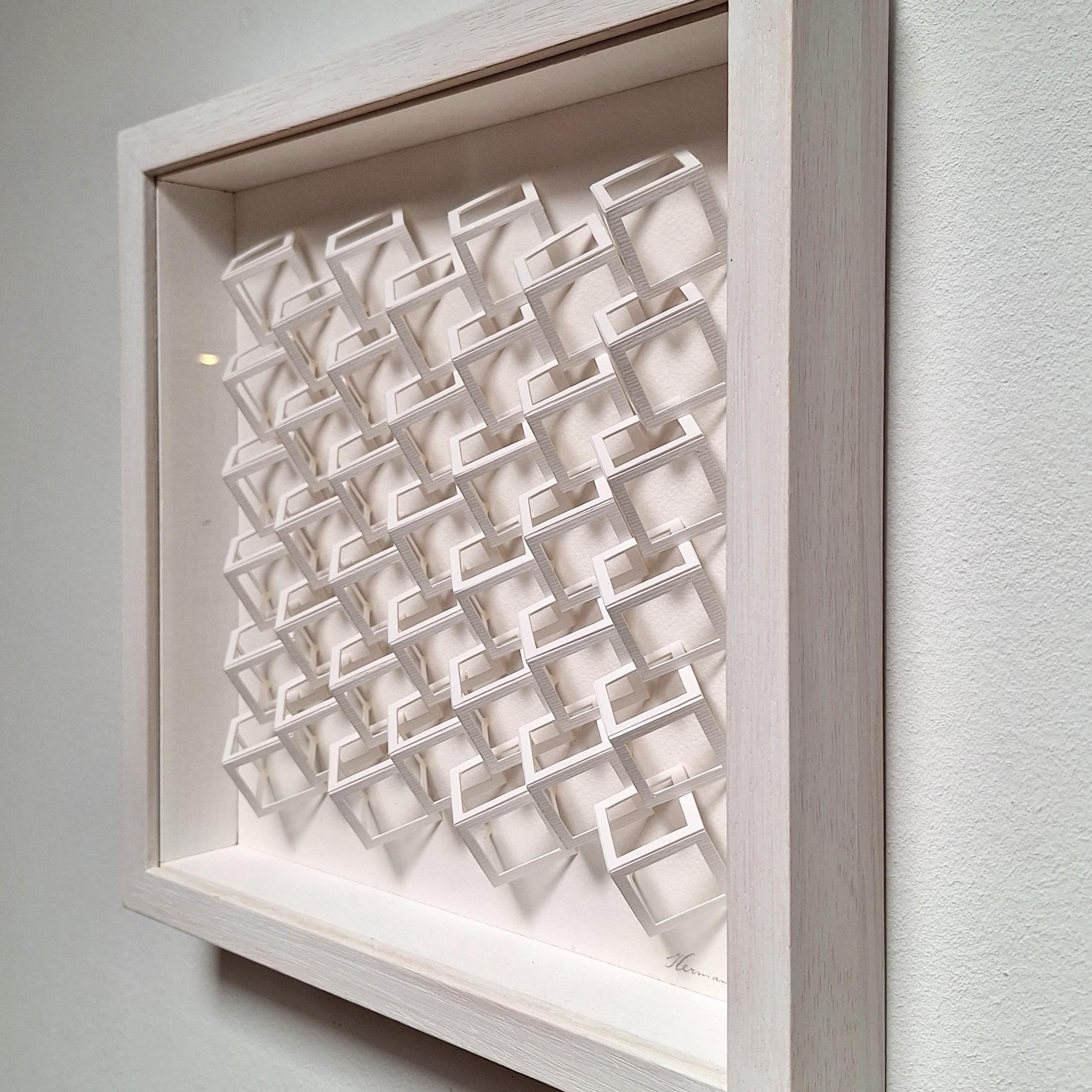 No. 221211 est une petite peinture moderne en relief contemporaine unique en son genre, réalisée par l'artiste néerlandais Hewrman Coppus. Le relief est constitué d'éléments en papier cartonné blanc méticuleusement découpés à la main, pliés et
