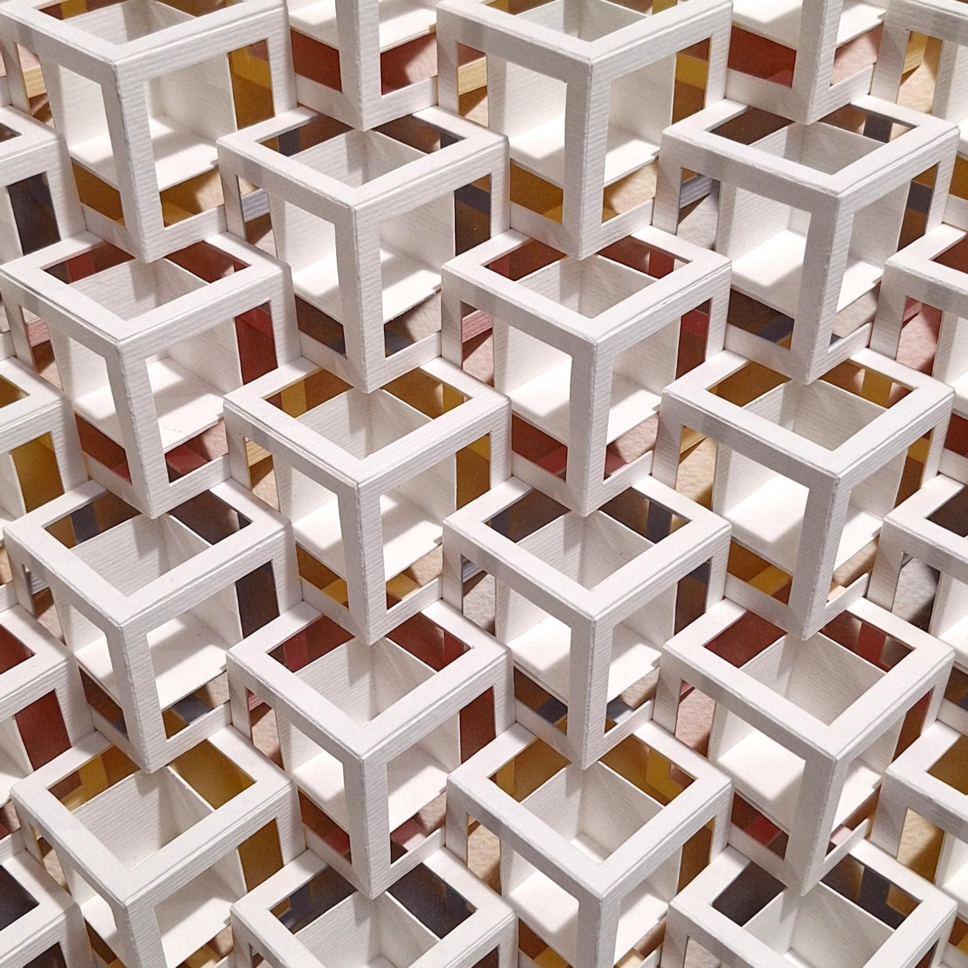 ZT 240304 es un relieve de pintura moderna contemporánea único en su género, obra del artista holandés Hewrman Coppus. El relieve está hecho con elementos de papel cartón meticulosamente cortados a mano, plegados y pegados, que se montan