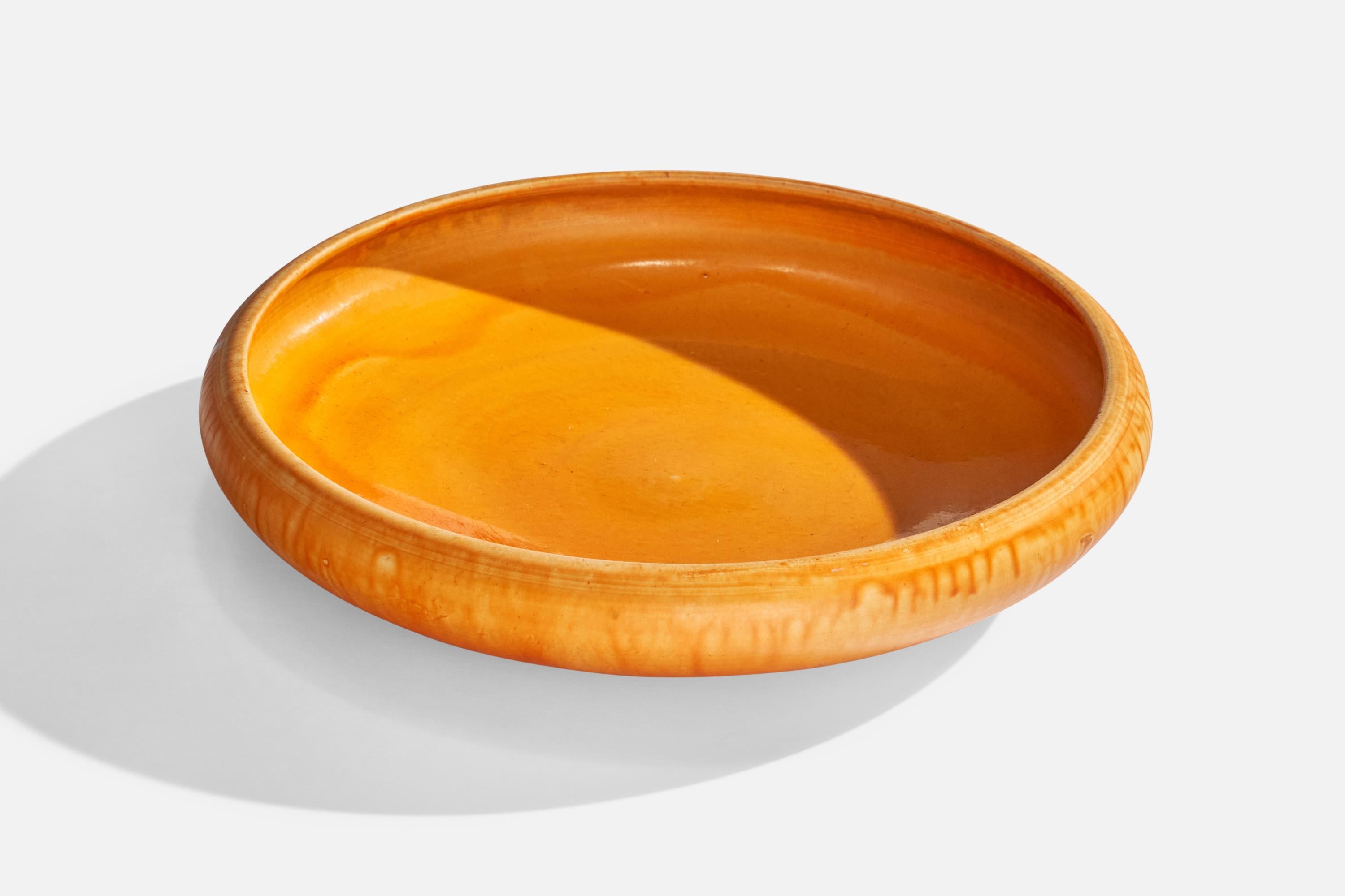 Schale aus orange glasiertem Steingut, hergestellt von Herman Kähler, Dänemark, um 1900.

Abmessungen: 2