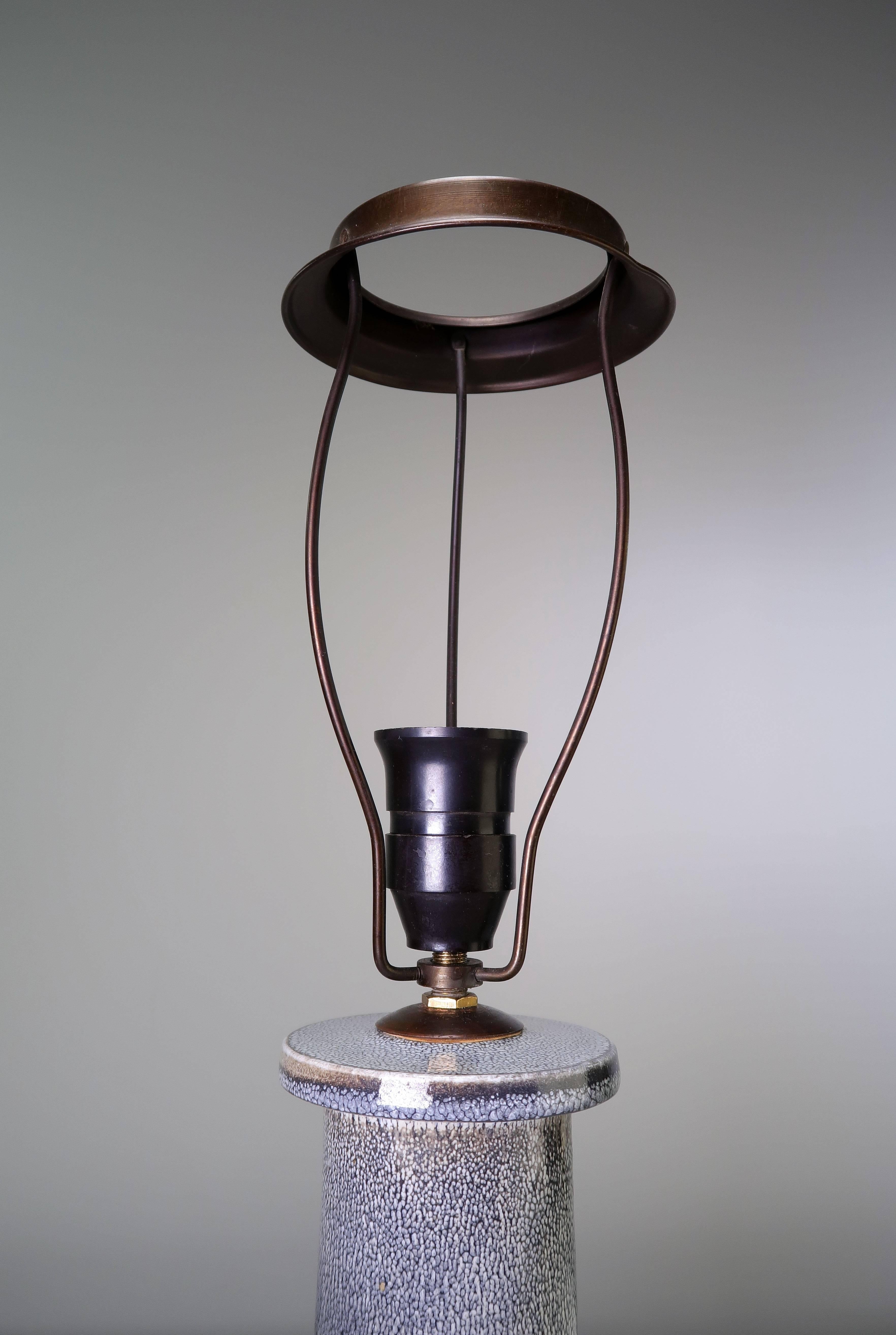 Danois Lampe de table danoise des années 1940 Herman Kähler en frêne émaillé en vente