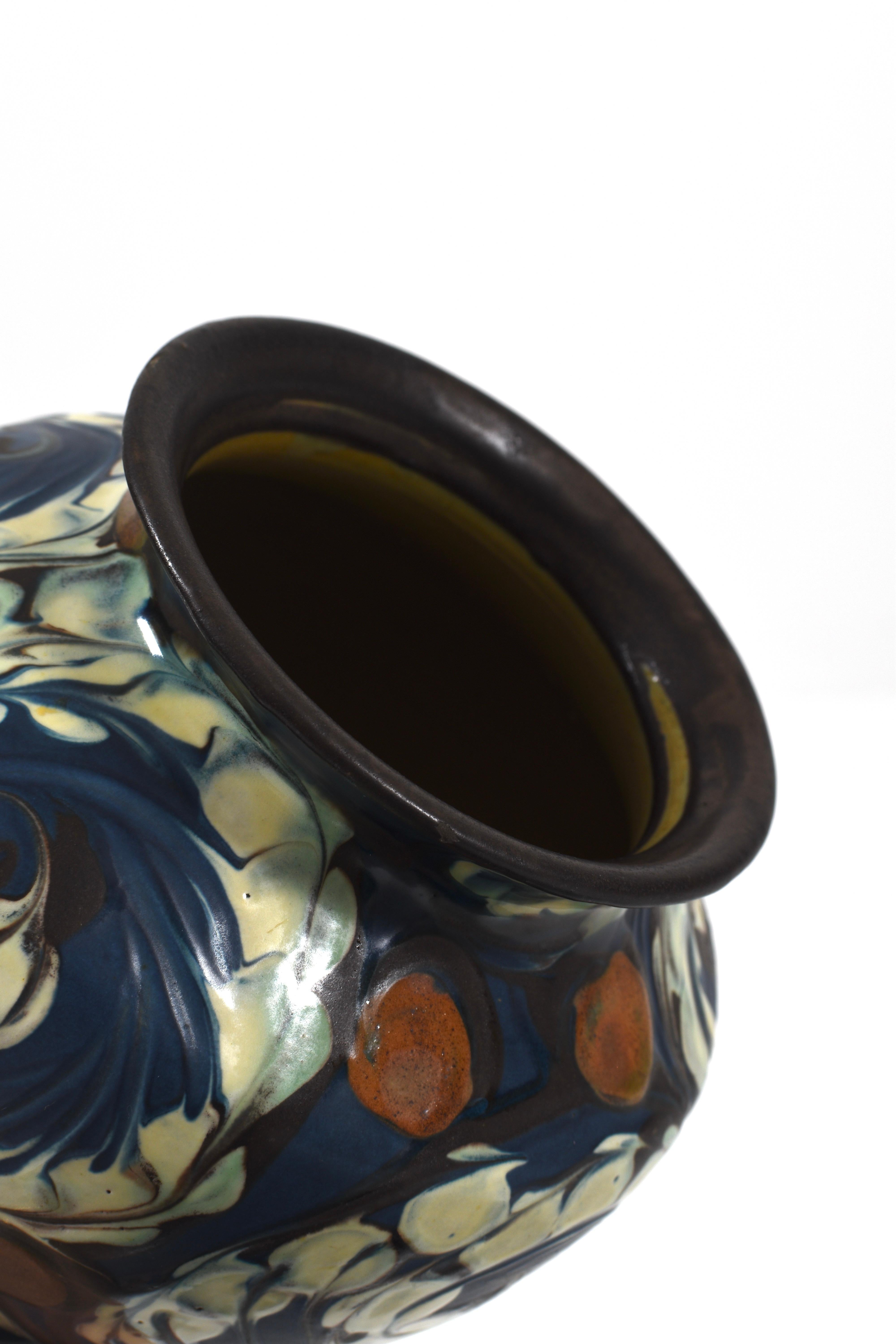 Inizio XX secolo Vaso in ceramica smaltata Herman A. Kähler, Danimarca, inizio anni '20 in vendita