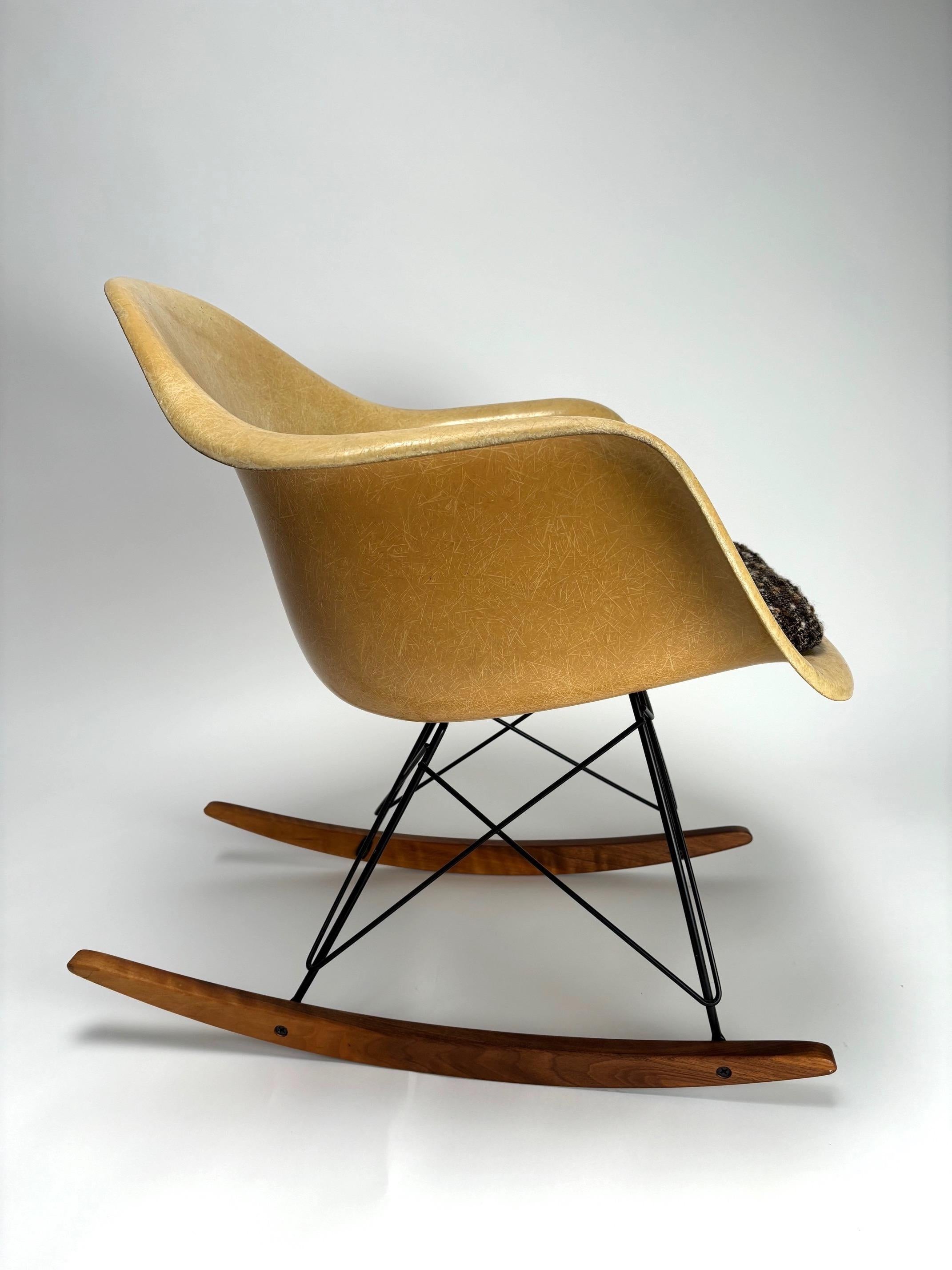 Icono del diseño de mediados de siglo, se trata de un ejemplo totalmente original del famoso Sillón Eames Rocking (R) sobre base Rod (R).

Este extraordinario par de mecedoras, quizá las más emblemáticas del siglo XX, se ofrecen en su pátina, e