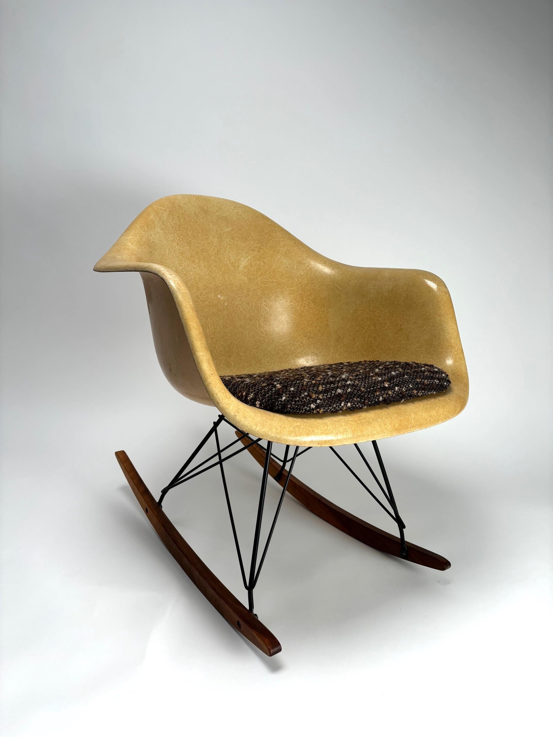 Herman Miller, 2 mecedoras de fibra de vidrio RAR de Eames (Edición antigua) Moderno de mediados de siglo en venta