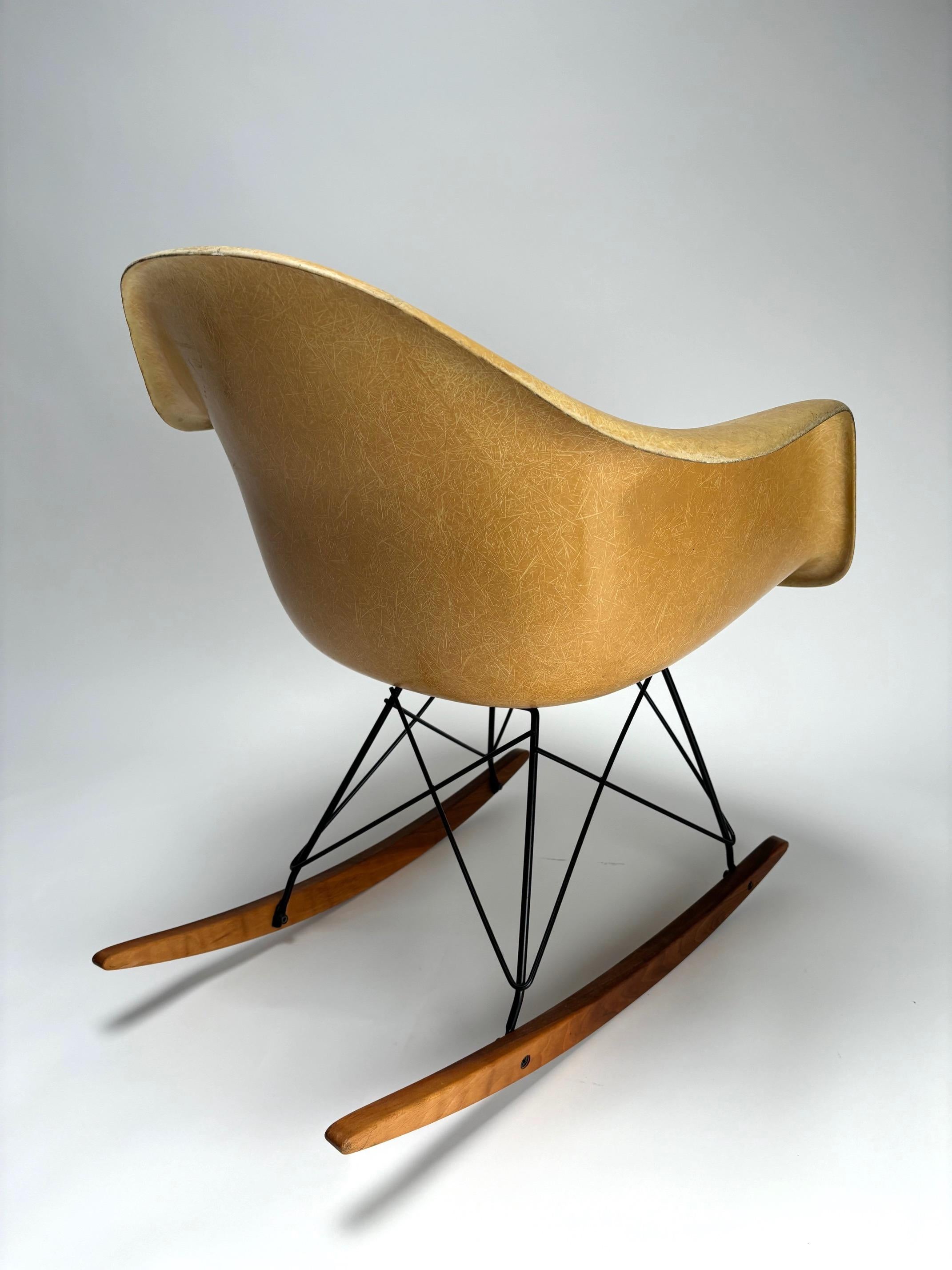 Herman Miller, 2 mecedoras de fibra de vidrio RAR de Eames (Edición antigua) en Bueno estado para la venta en Argelato, BO