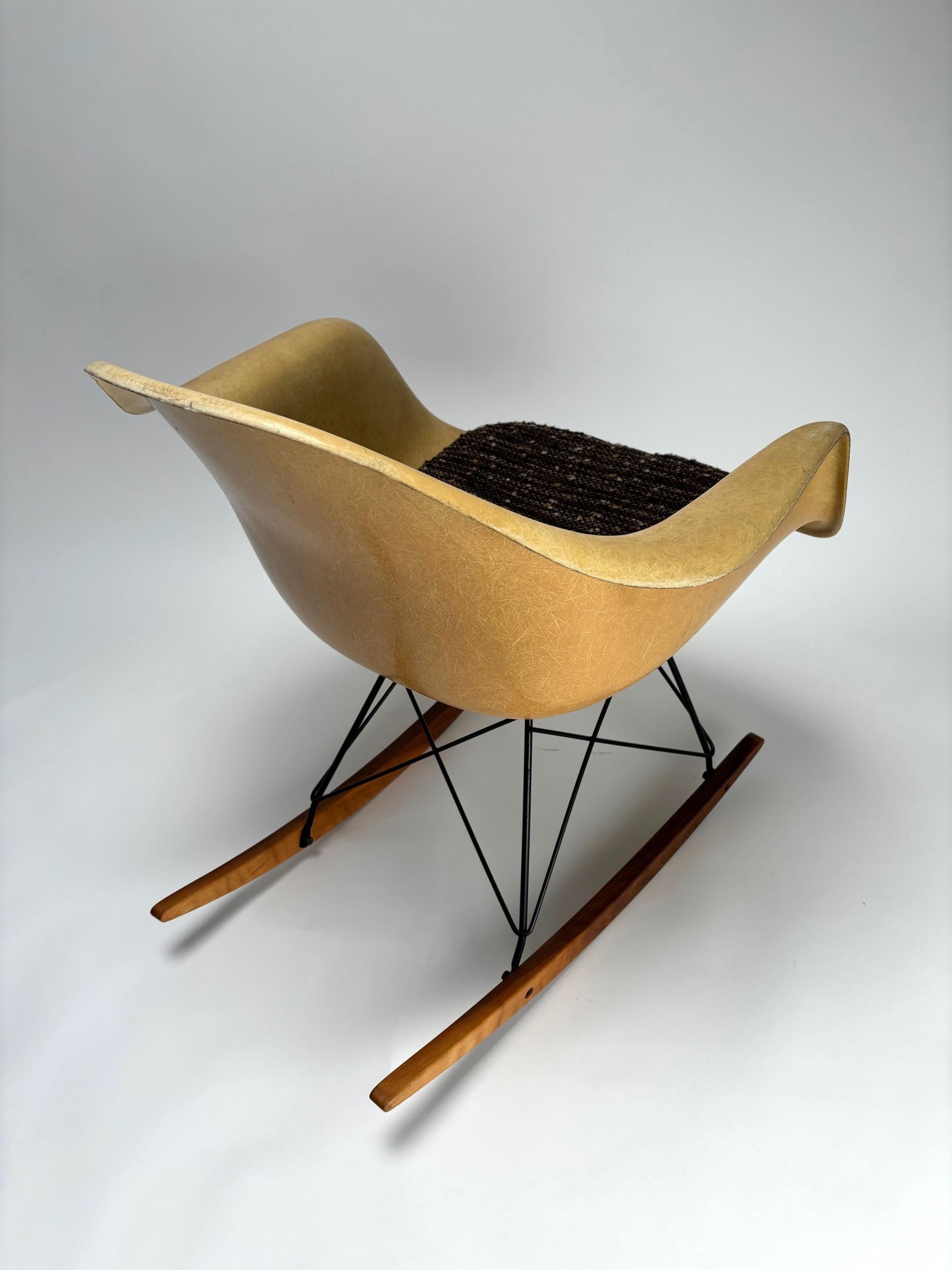 Herman Miller, 2 mecedoras de fibra de vidrio RAR de Eames (Edición antigua) mediados del siglo XX en venta