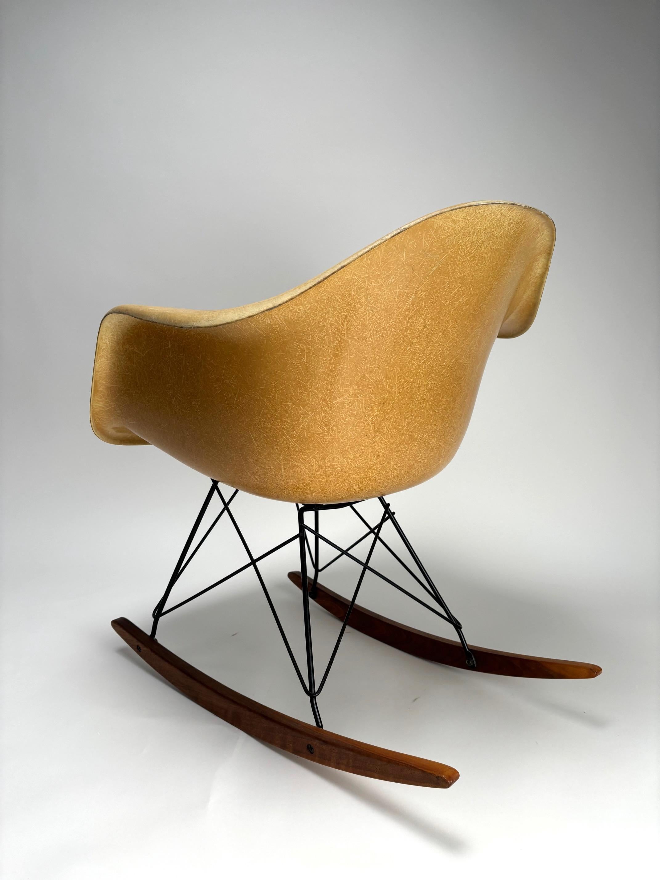 Herman Miller, 2 mecedoras de fibra de vidrio RAR de Eames (Edición antigua) Tela en venta
