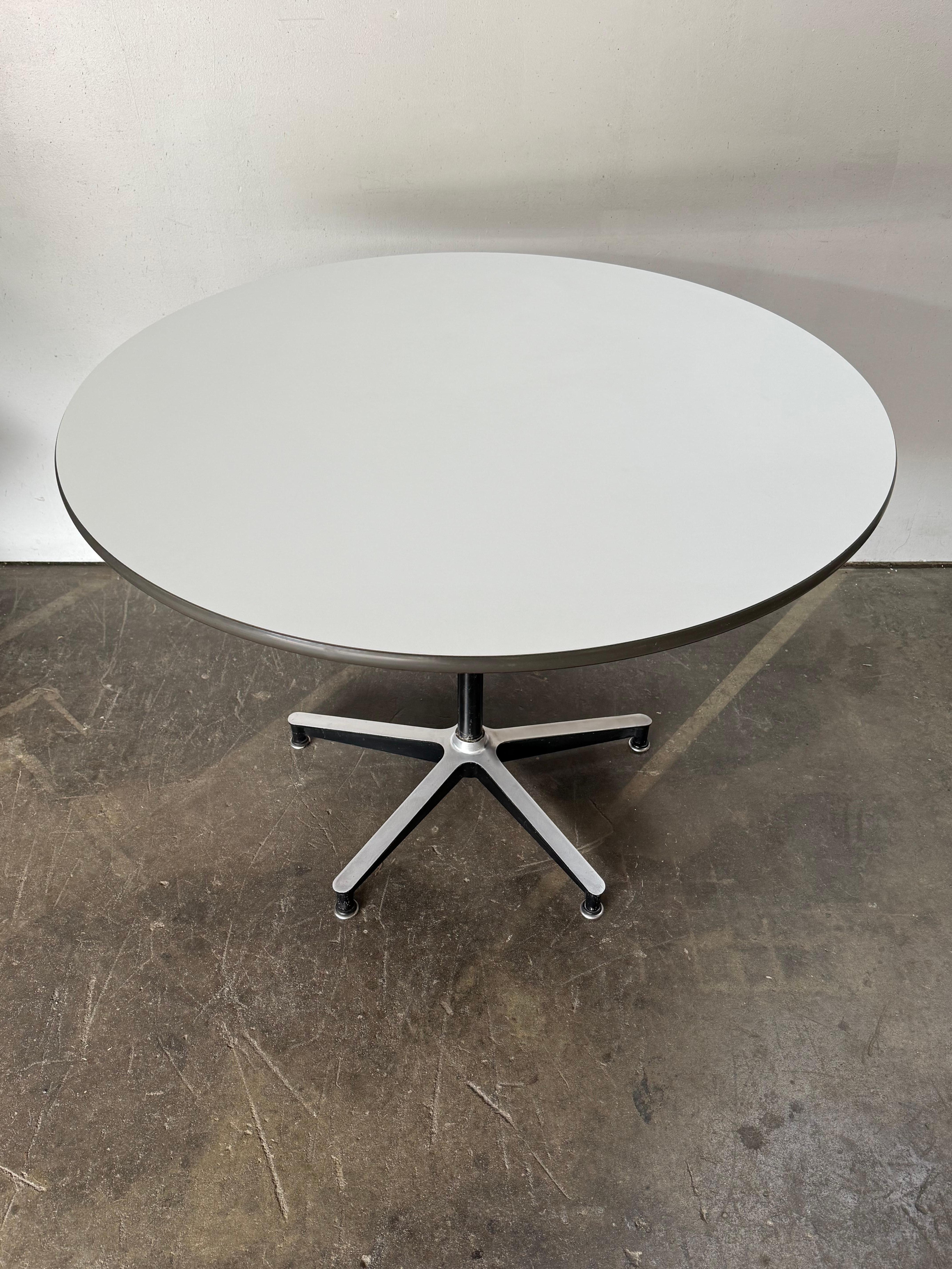 Mid-Century moderno Tavolo da pranzo Herman Miller 650 Eames in vendita