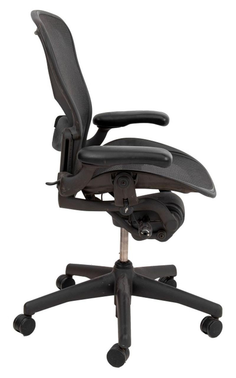Herman Miller Aeron Adjustable Swivel Office Chair, auf der Rückseite mit einem Label auf der Unterseite gekennzeichnet, Sitz und Rückenlehne aus Netzgewebe und lederbezogene Armlehnen, auf fünf Rollen. 41