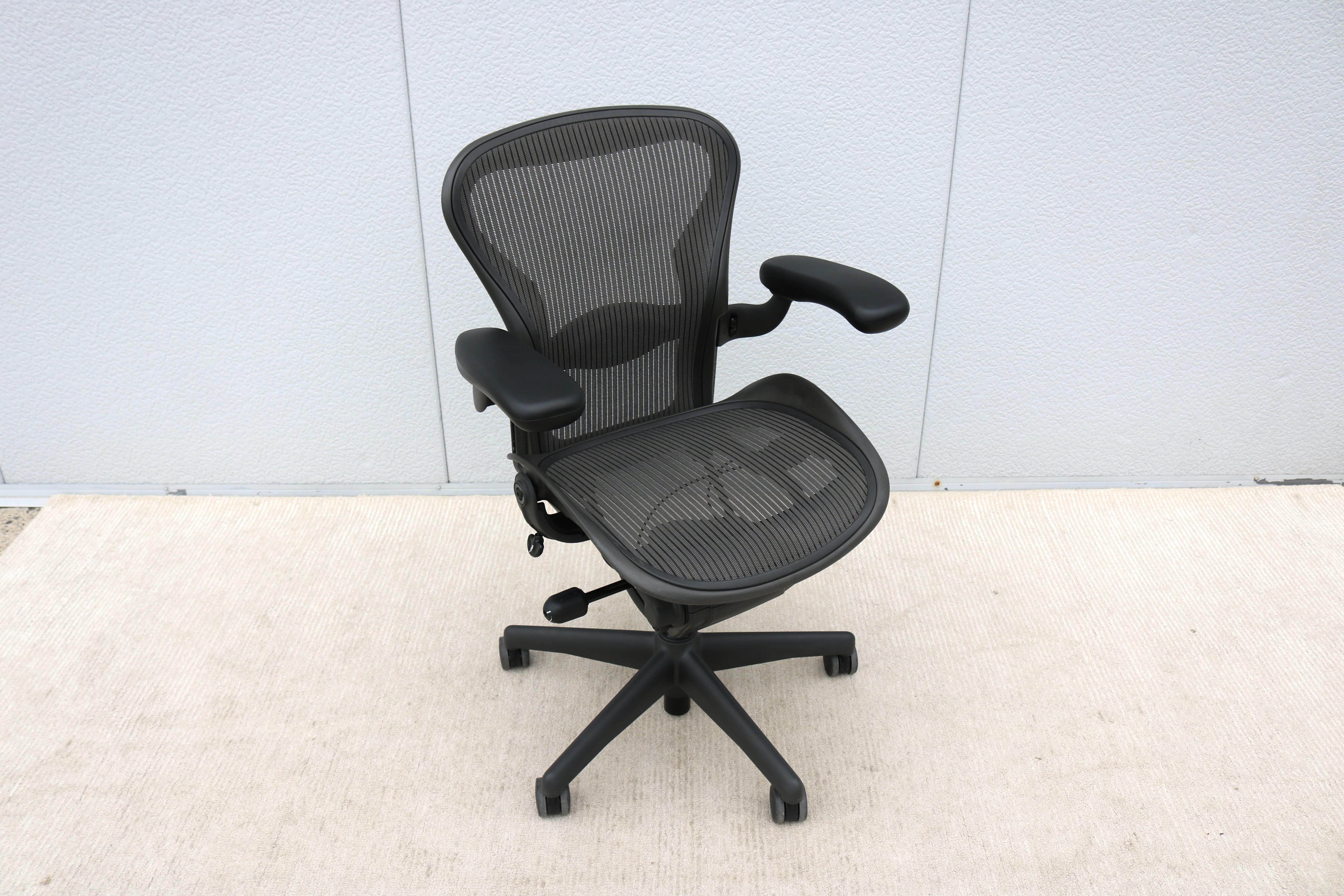 Modern Herman Miller Aeron Chair Size A Carbon Mesh & Graphite Frame, Fully Adjustable