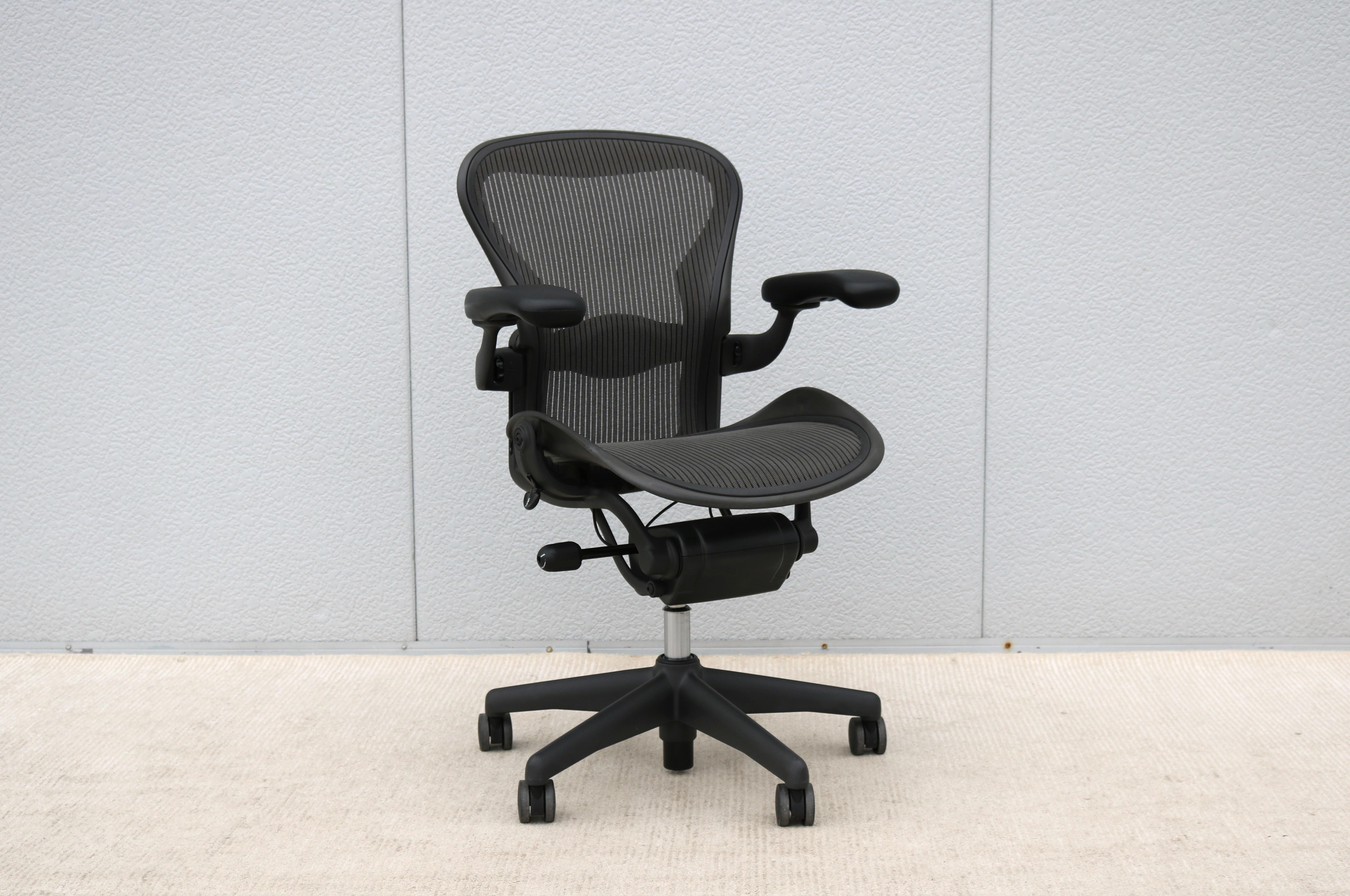 American Herman Miller Aeron Chair Size A Carbon Mesh & Graphite Frame, Fully Adjustable