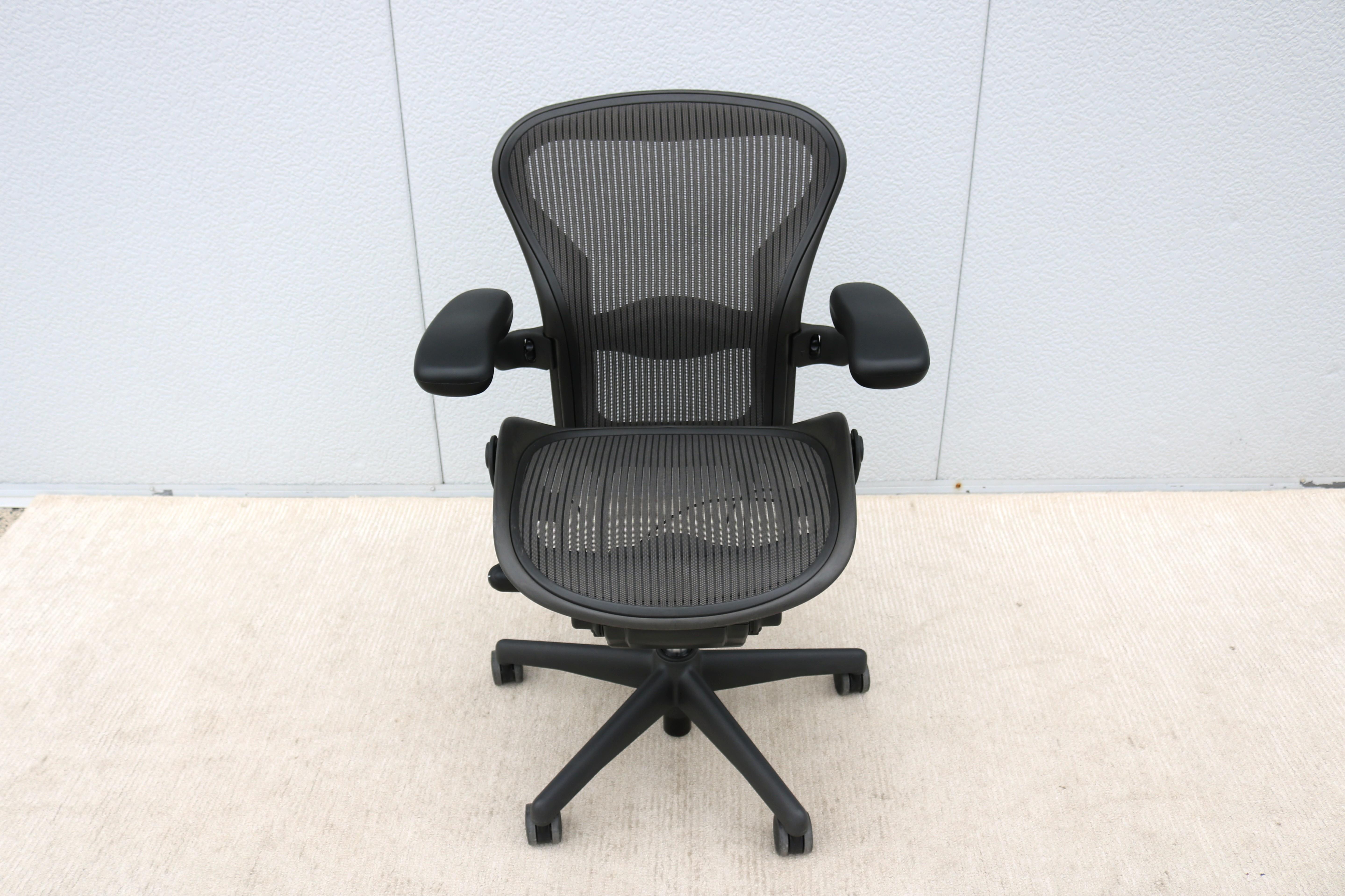 Herman Miller Aeron Chair Size A Carbon Mesh & Graphite Frame, Fully Adjustable In Excellent Condition In Secaucus, NJ