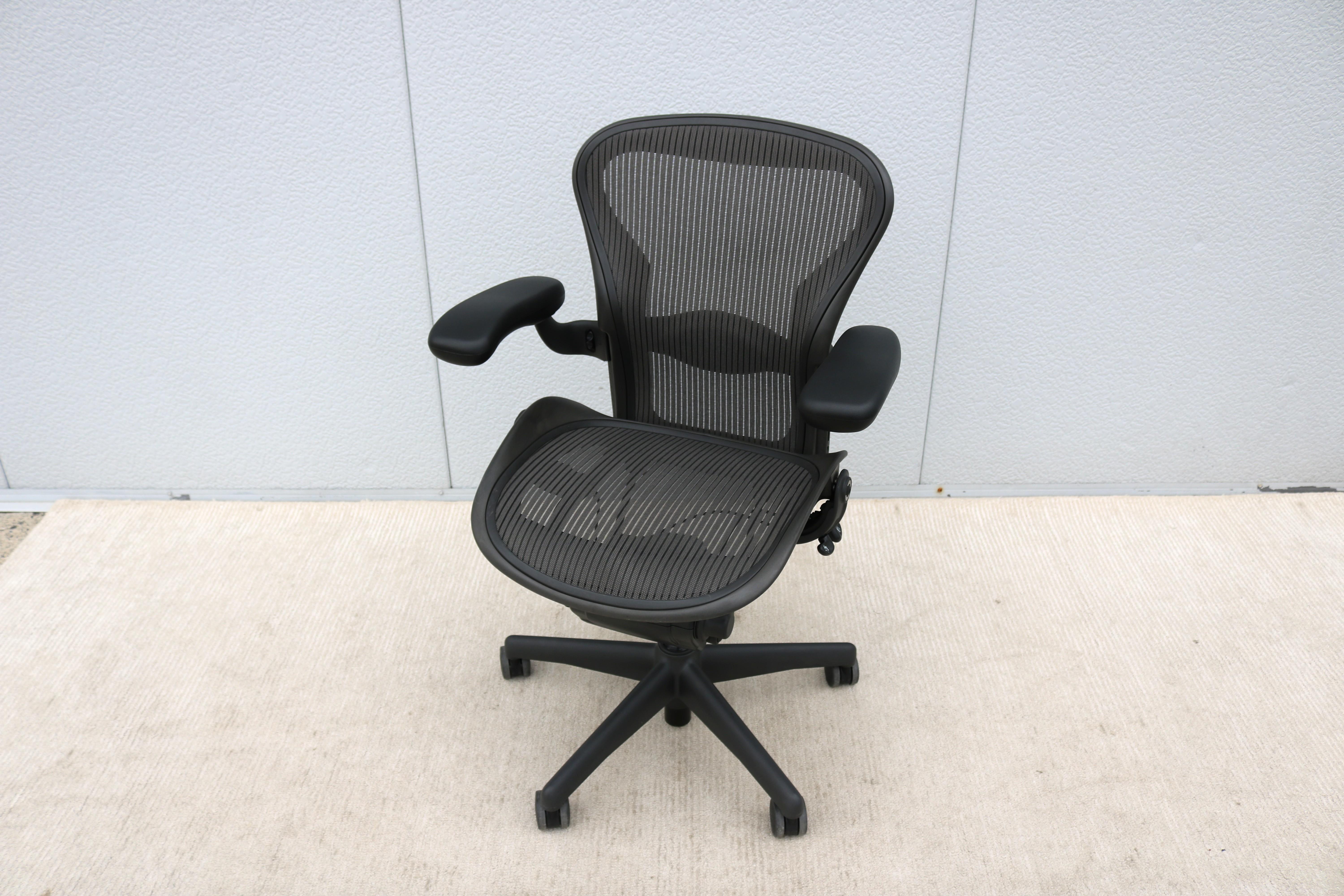 Contemporary Herman Miller Aeron Chair Size A Carbon Mesh & Graphite Frame, Fully Adjustable