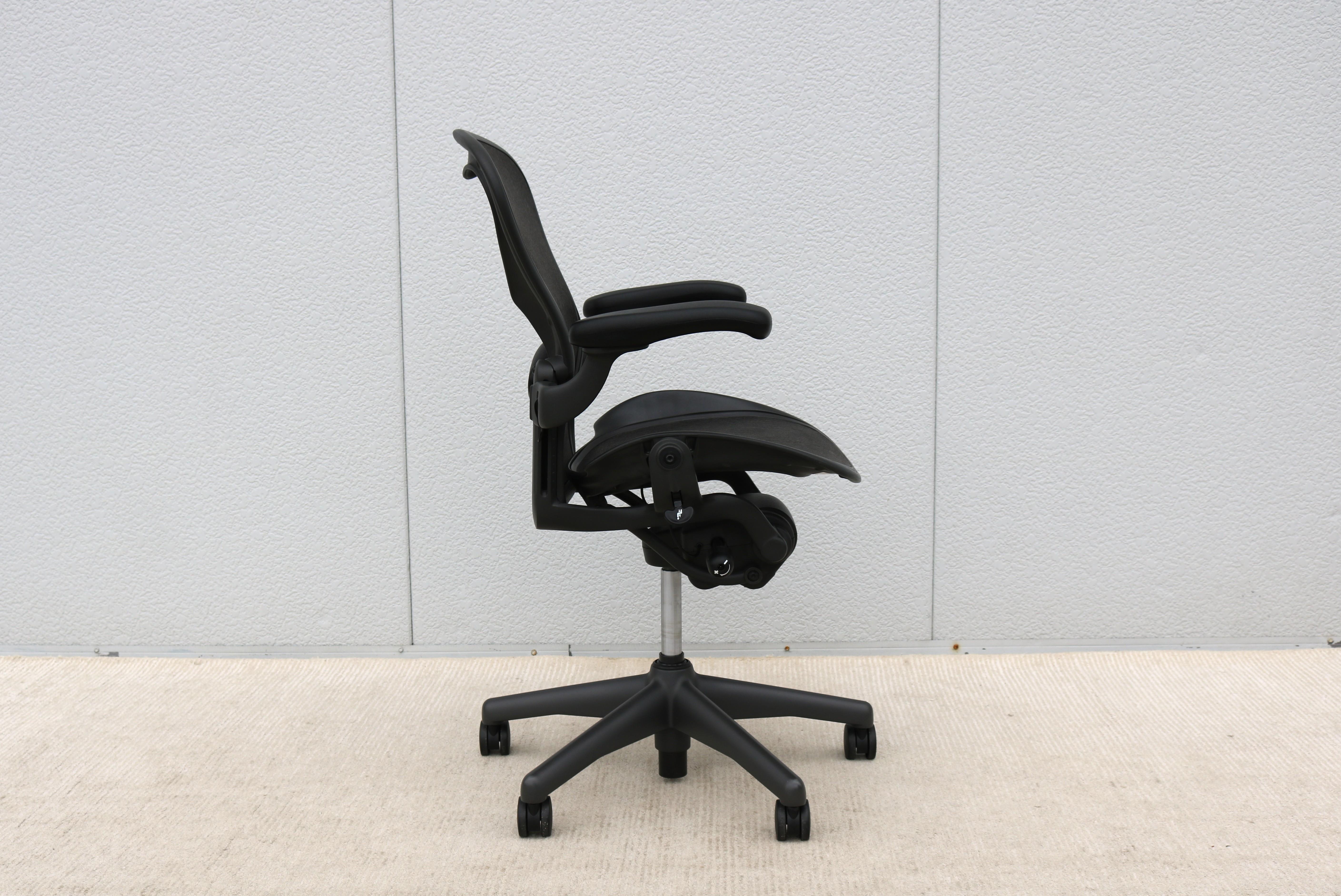 Sedia Herman Miller Aeron Taglia B, Carbon Mesh e Grafite, completamente regolabile, 2016 in vendita 3