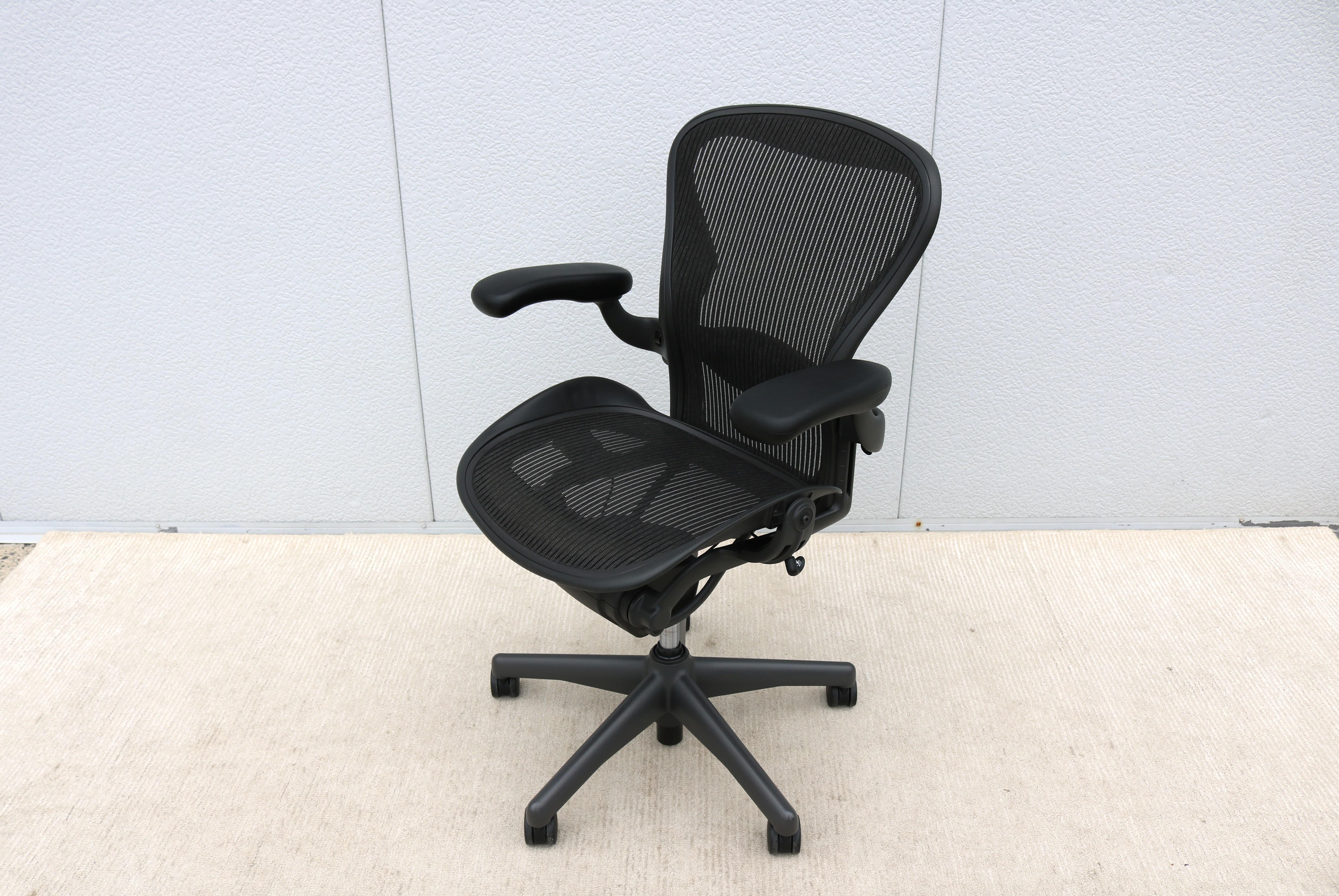 Sedia Aeron di dimensioni (B) completa di tutte le regolazioni di Herman Miller.
È la migliore e più ammirata e riconosciuta sedia ergonomica per ufficio mai realizzata.
Il suo design innovativo e il supporto per una vasta gamma di posture, attività