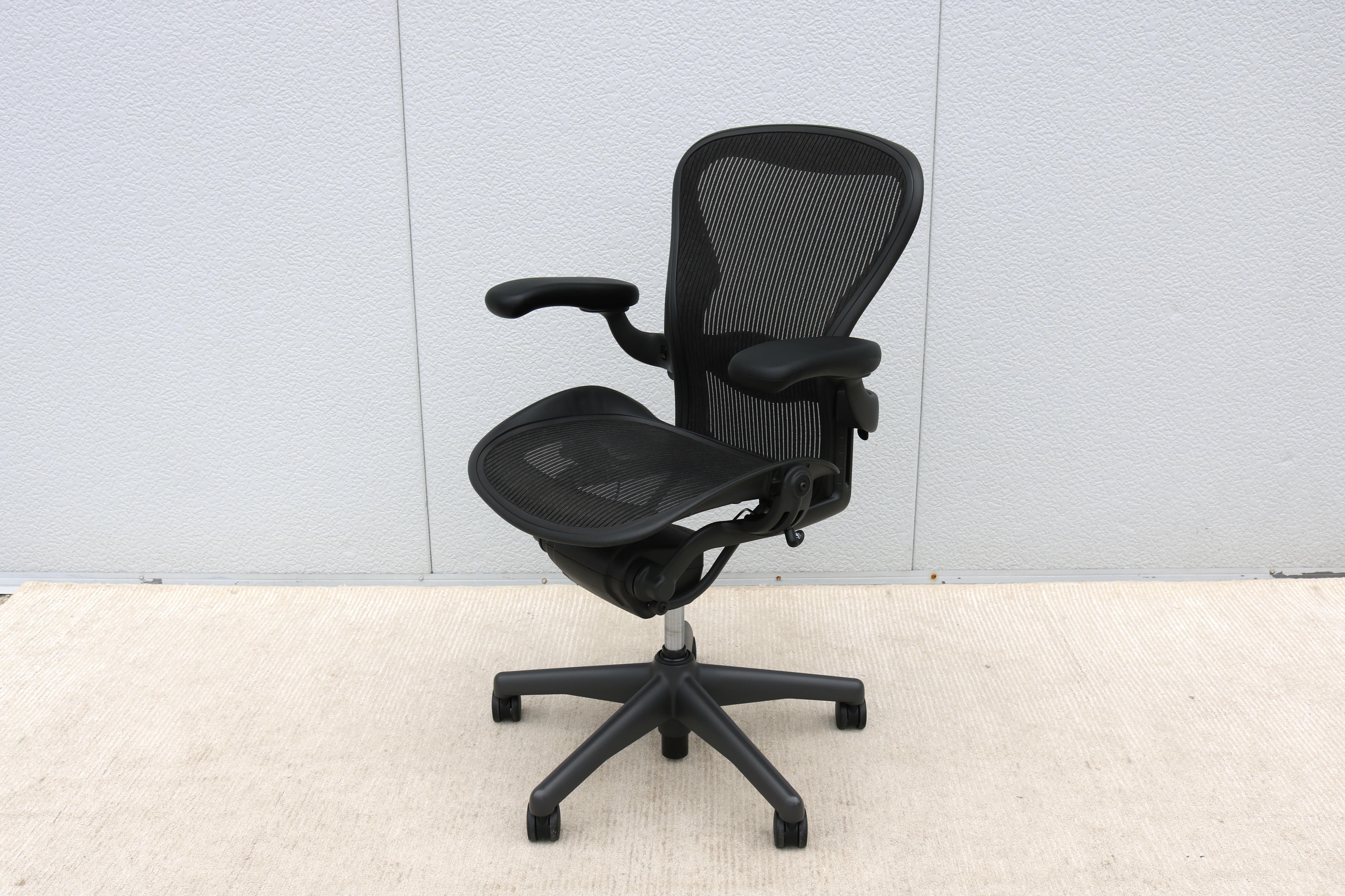 Moderno Sedia Herman Miller Aeron Taglia B, Carbon Mesh e Grafite, completamente regolabile, 2016 in vendita