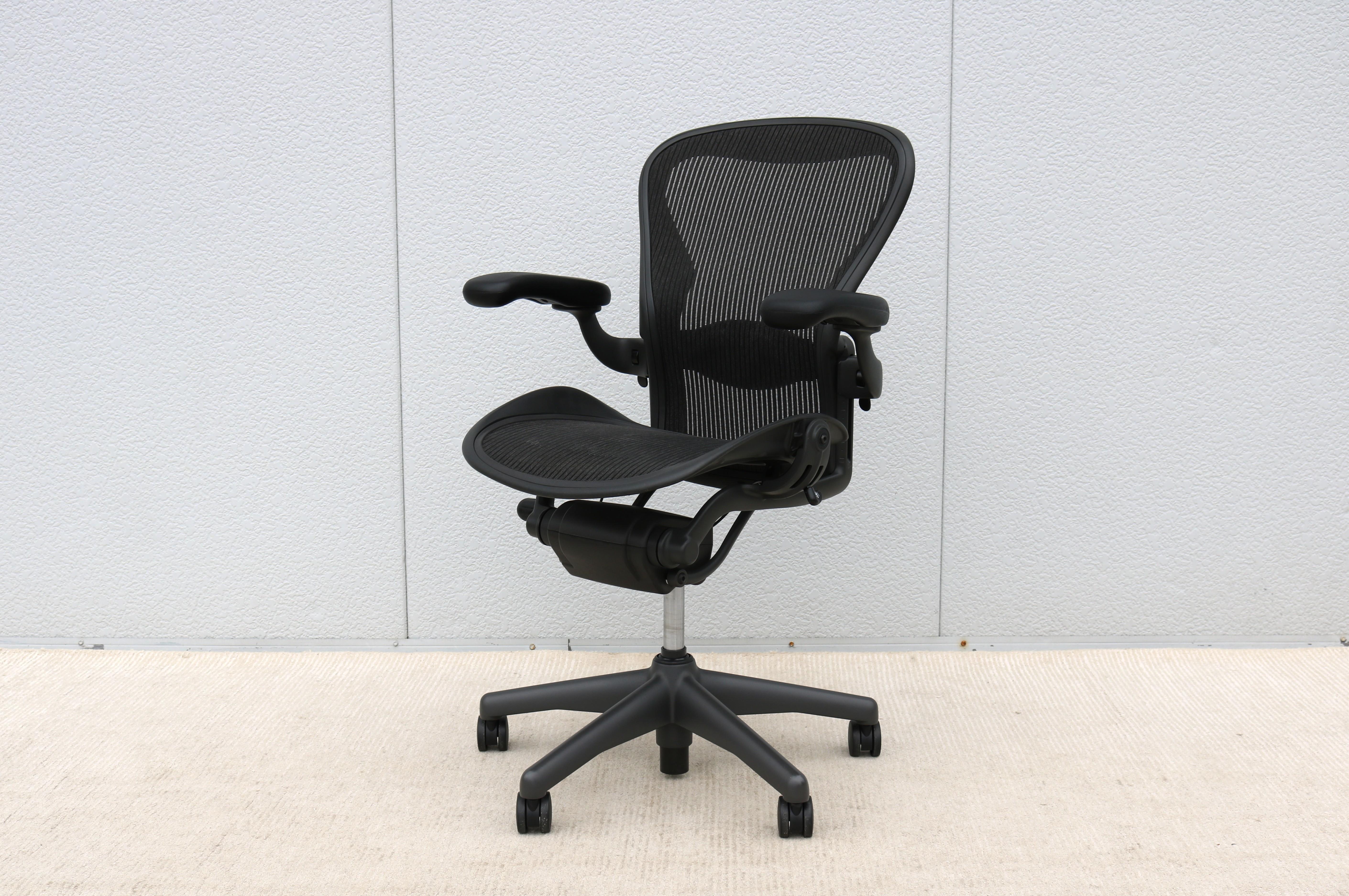 Americano Sedia Herman Miller Aeron Taglia B, Carbon Mesh e Grafite, completamente regolabile, 2016 in vendita