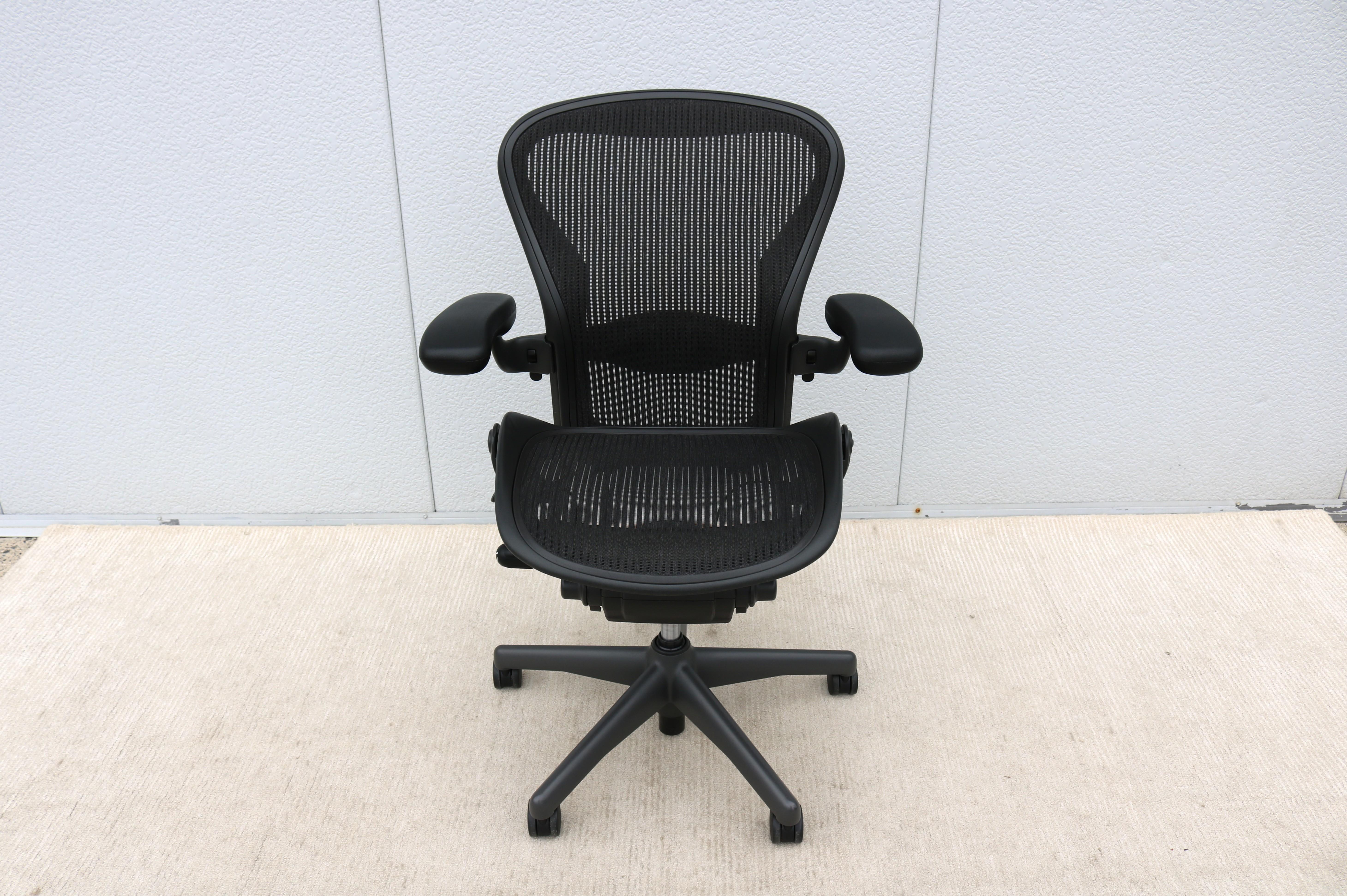 Sedia Herman Miller Aeron Taglia B, Carbon Mesh e Grafite, completamente regolabile, 2016 In condizioni ottime in vendita a Secaucus, NJ