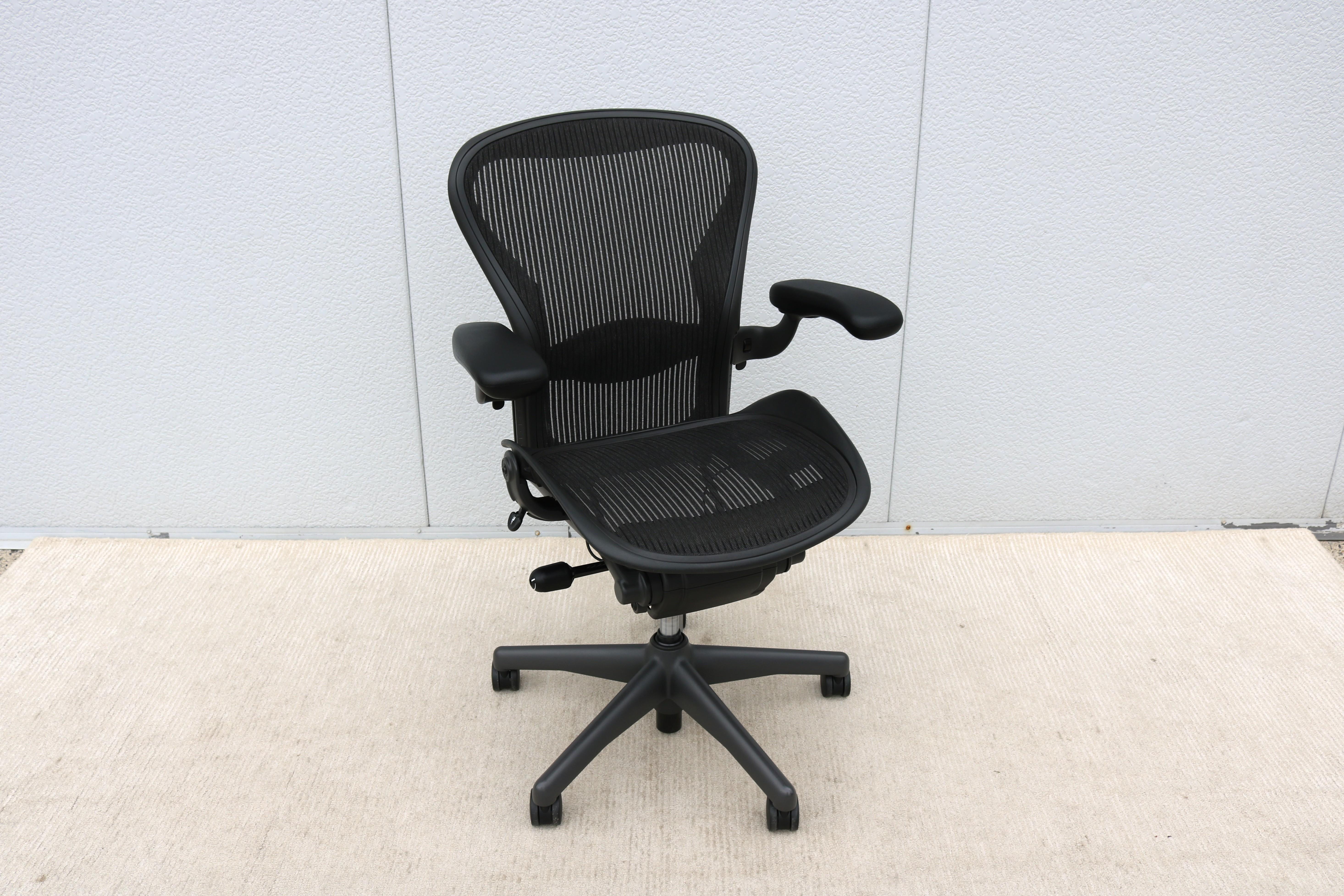 XXI secolo e contemporaneo Sedia Herman Miller Aeron Taglia B, Carbon Mesh e Grafite, completamente regolabile, 2016 in vendita