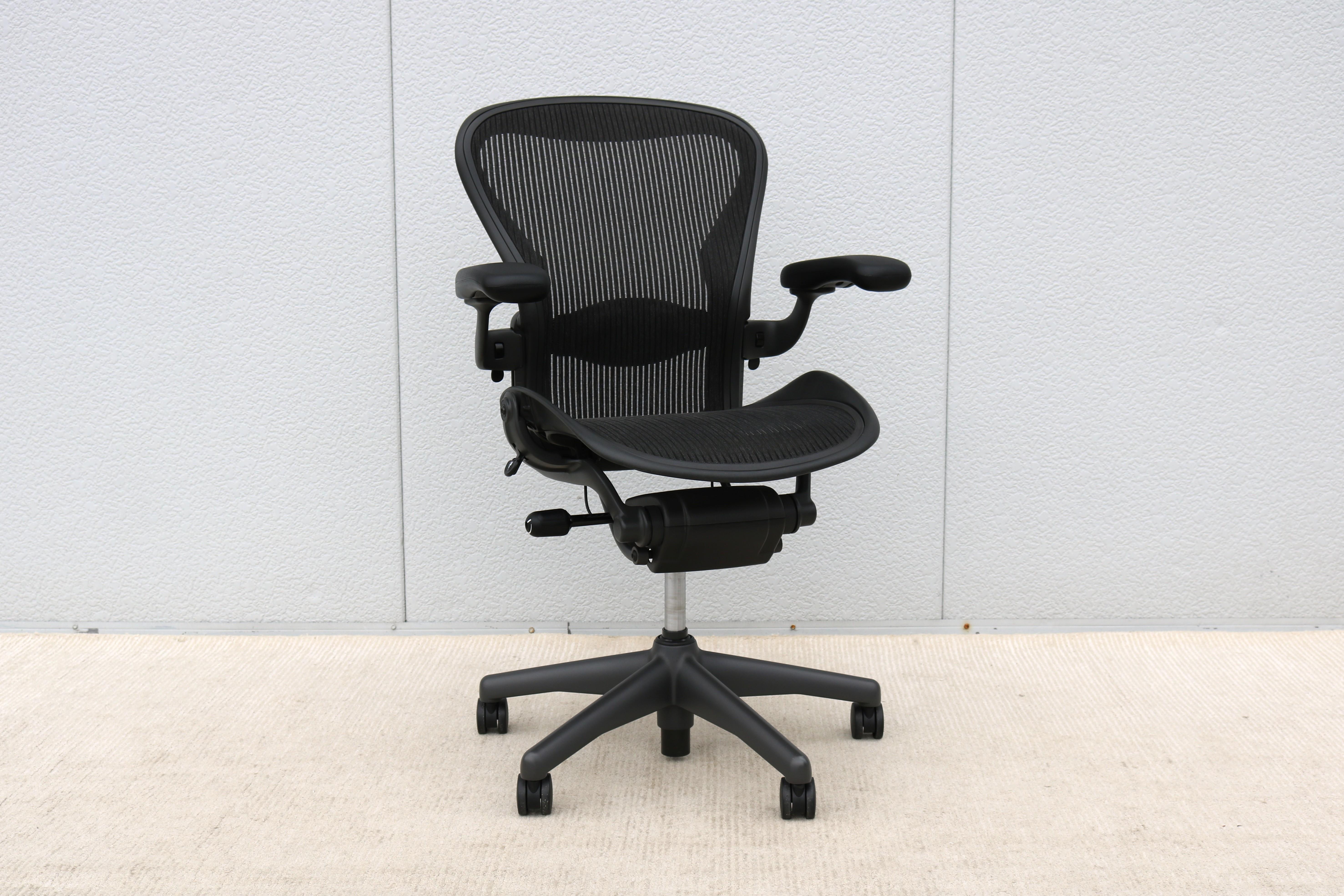 Metallo Sedia Herman Miller Aeron Taglia B, Carbon Mesh e Grafite, completamente regolabile, 2016 in vendita