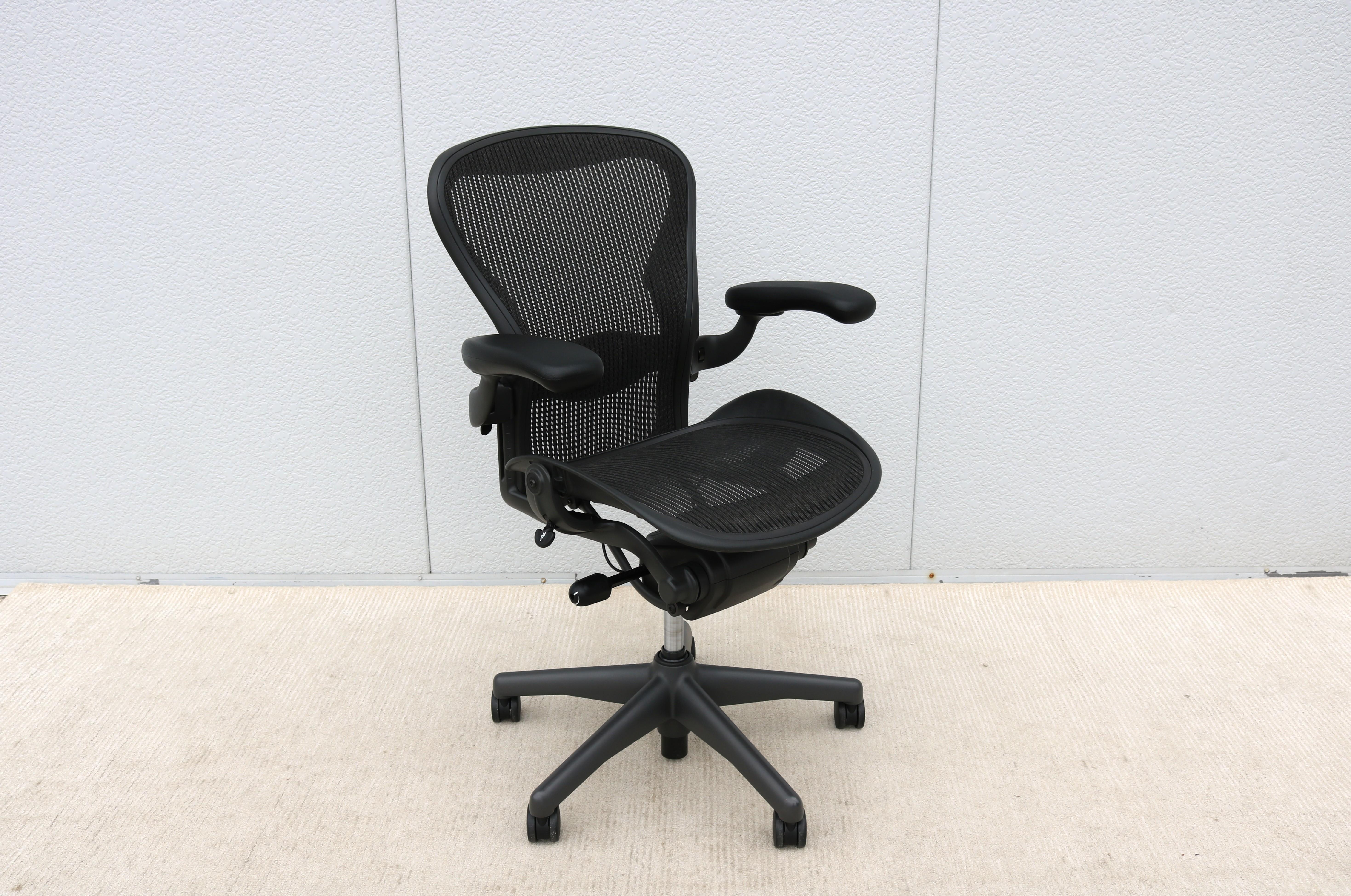 Sedia Herman Miller Aeron Taglia B, Carbon Mesh e Grafite, completamente regolabile, 2016 in vendita 1