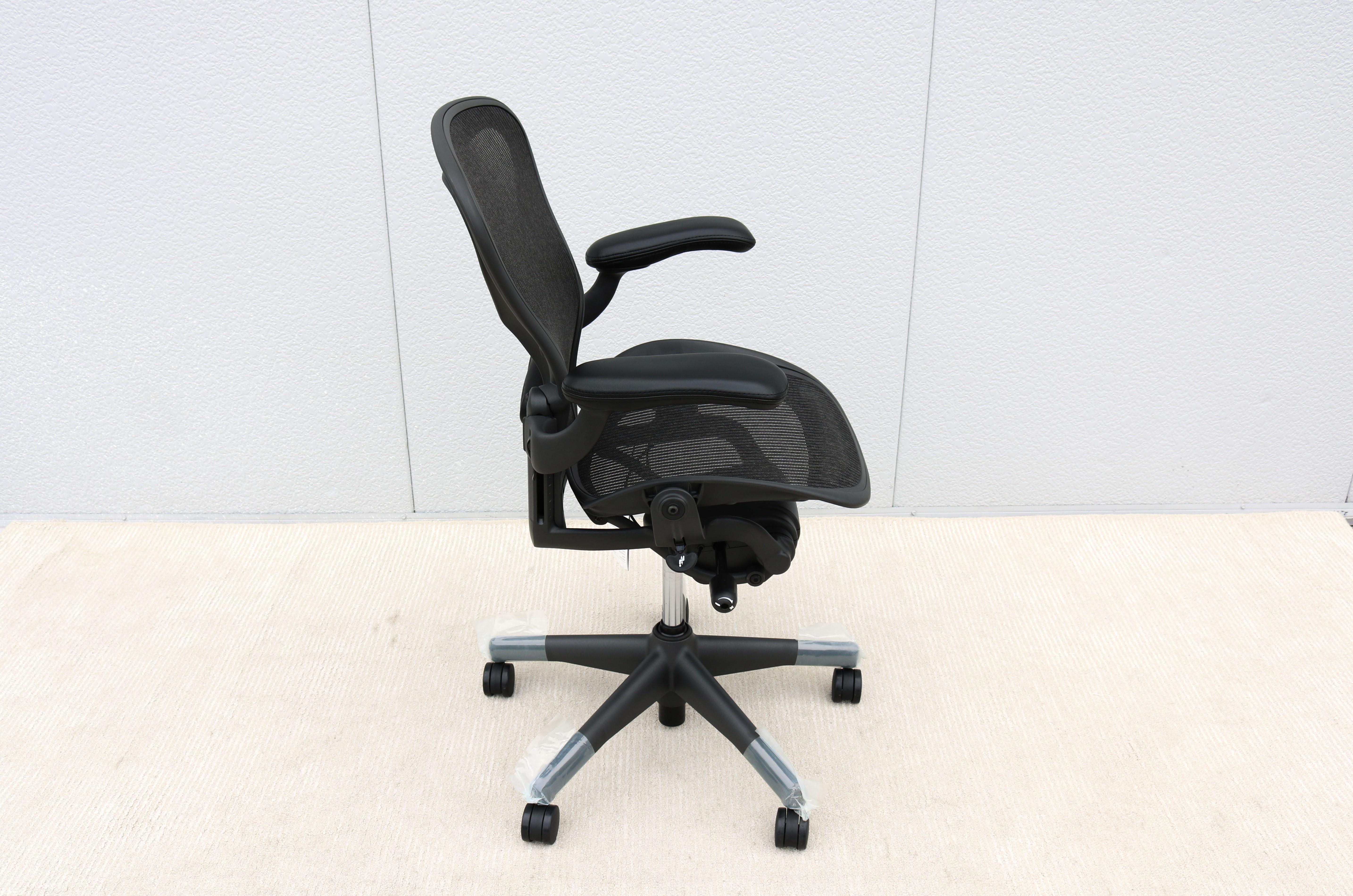 Herman Miller Aeron-Stuhl Größe B, vollständig verstellbar, brandneu, Kohlenstoffgewebe-Stoff (Metall) im Angebot