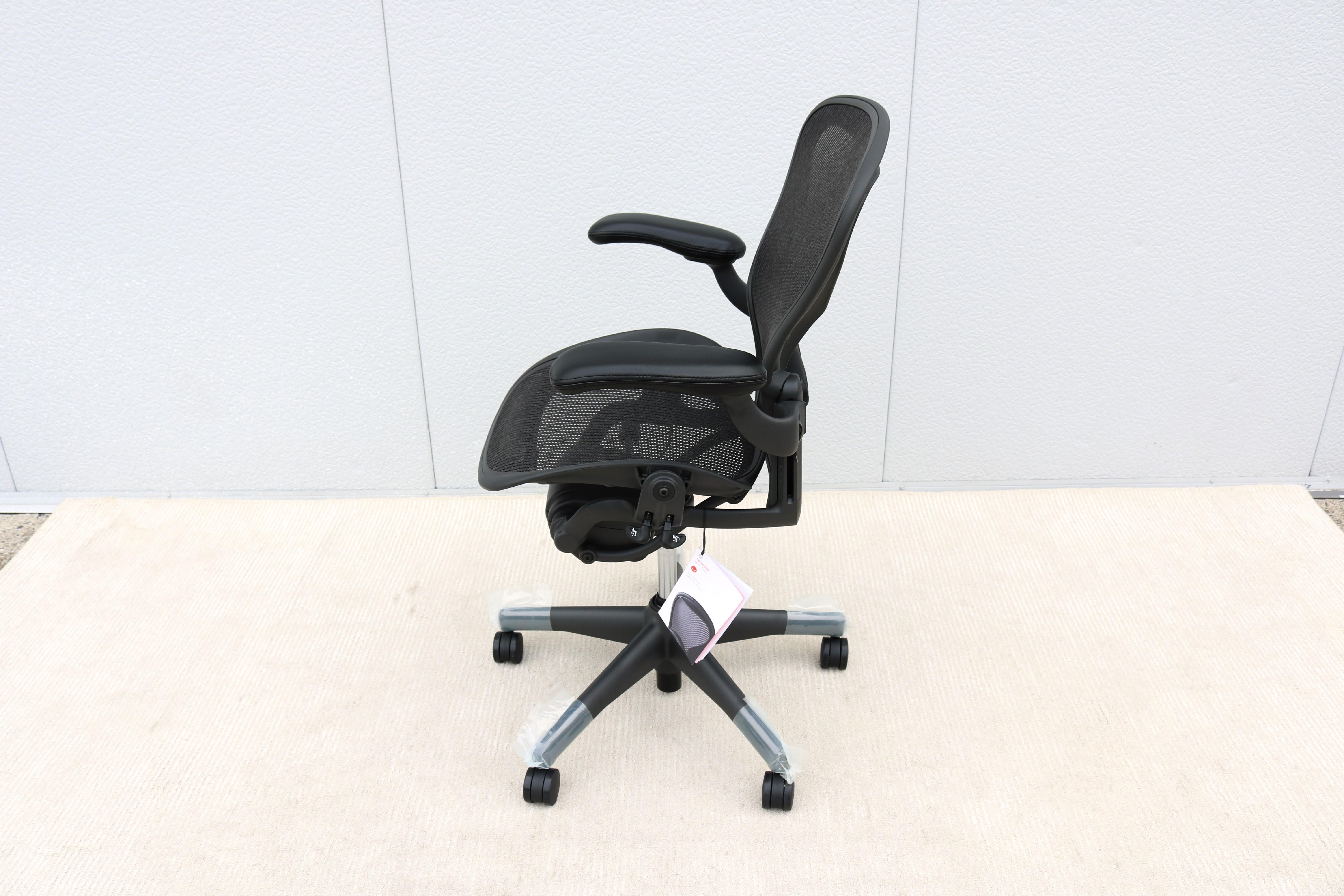 Herman Miller Aeron-Stuhl Größe B, vollständig verstellbar, brandneu, Kohlenstoffgewebe-Stoff im Angebot 3