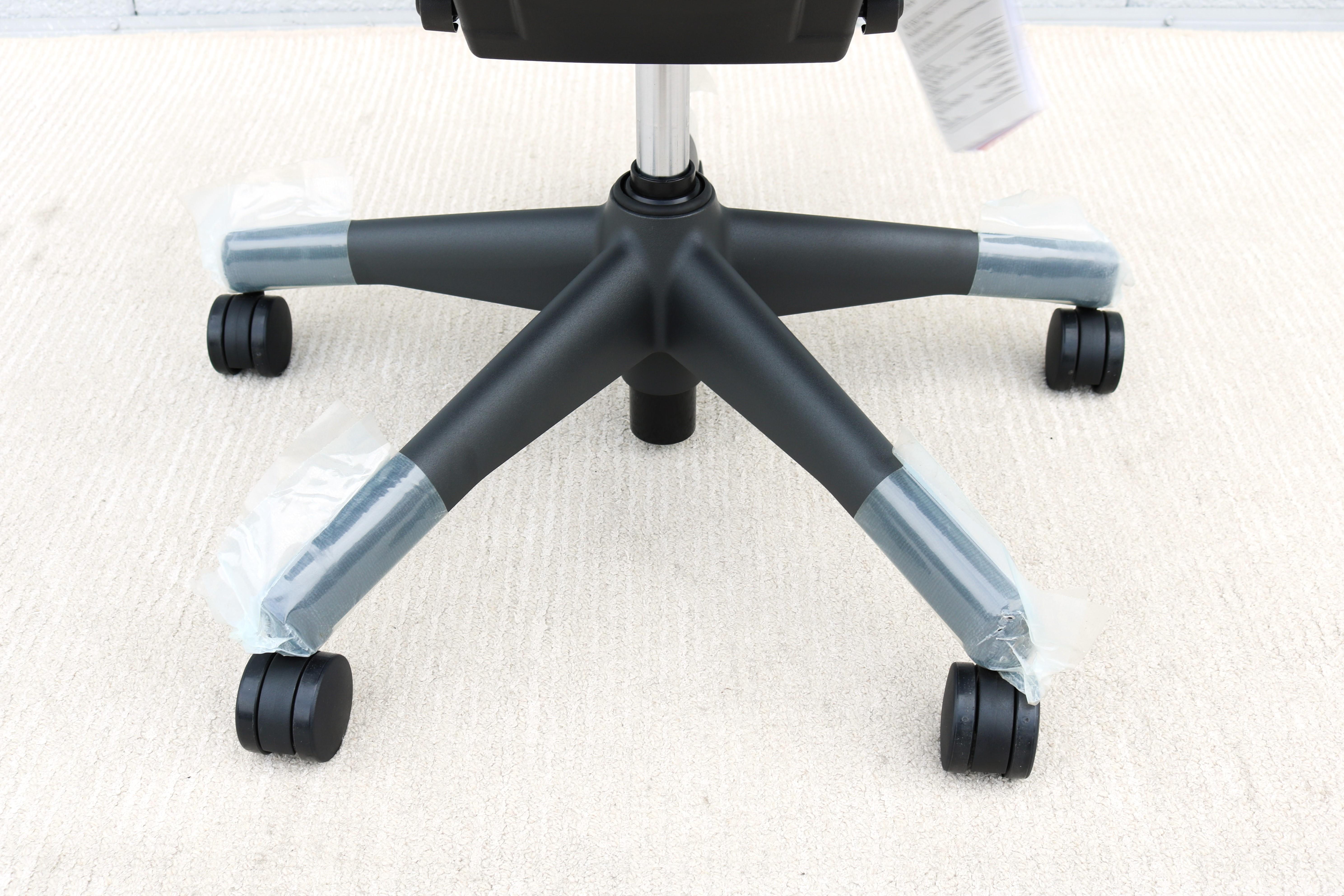 Herman Miller Aeron-Stuhl Größe B, vollständig verstellbar, brandneu, Kohlenstoffgewebe-Stoff im Angebot 7