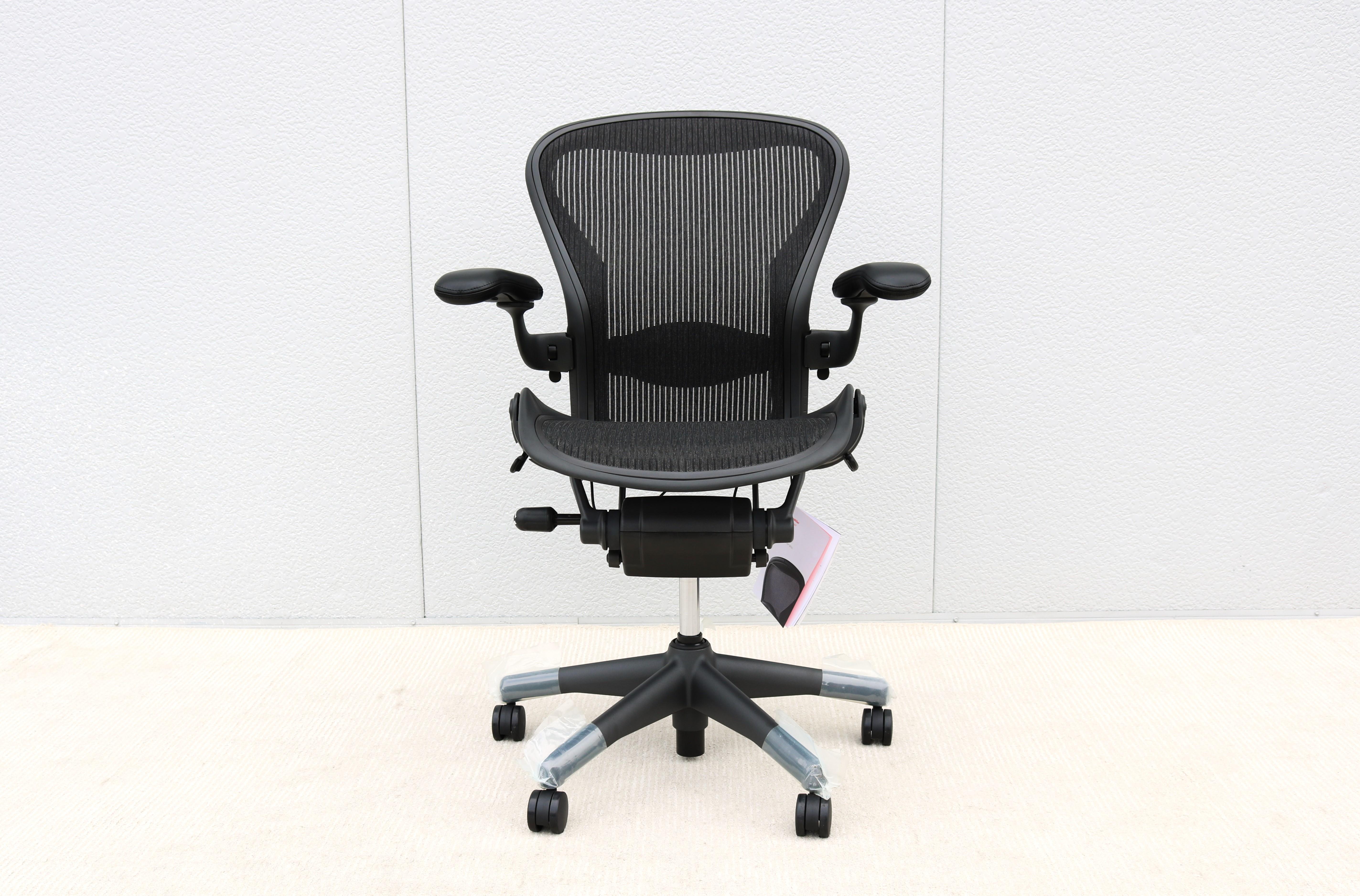 Herman Miller Aeron-Stuhl Größe B, vollständig verstellbar, brandneu, Kohlenstoffgewebe-Stoff (Moderne) im Angebot