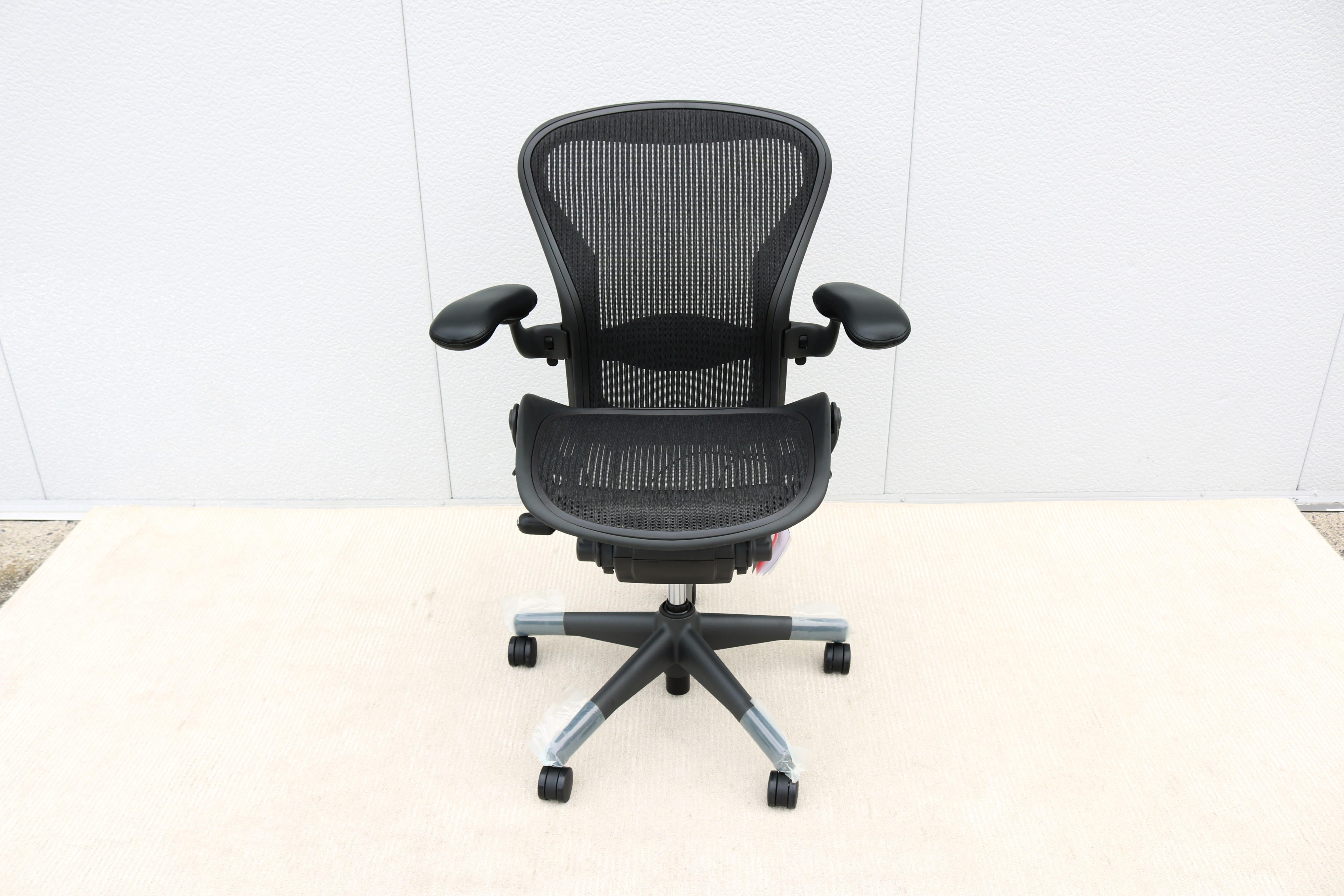 Herman Miller Aeron-Stuhl Größe B, vollständig verstellbar, brandneu, Kohlenstoffgewebe-Stoff (amerikanisch) im Angebot