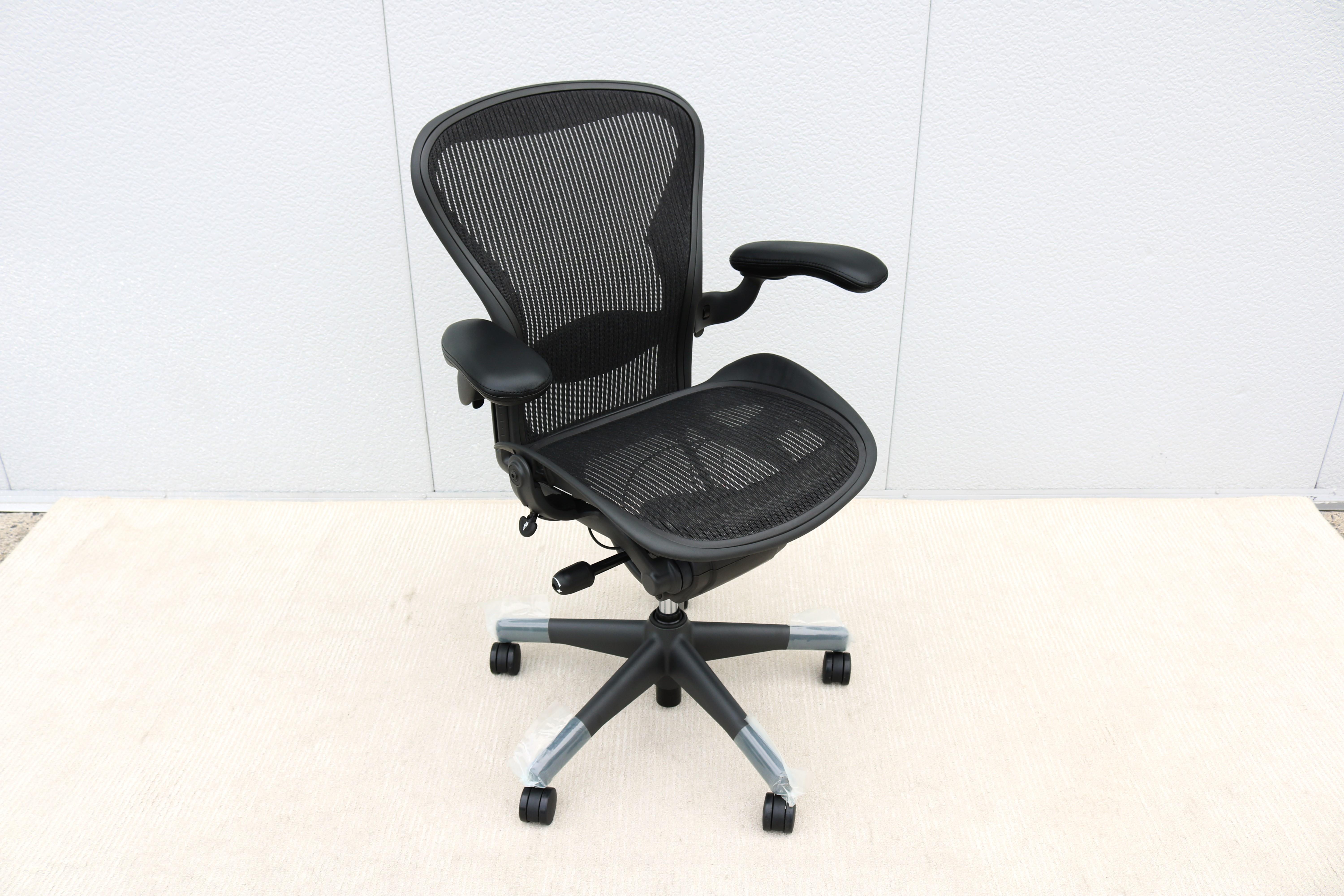 Herman Miller Aeron-Stuhl Größe B, vollständig verstellbar, brandneu, Kohlenstoffgewebe-Stoff (Gemalt) im Angebot