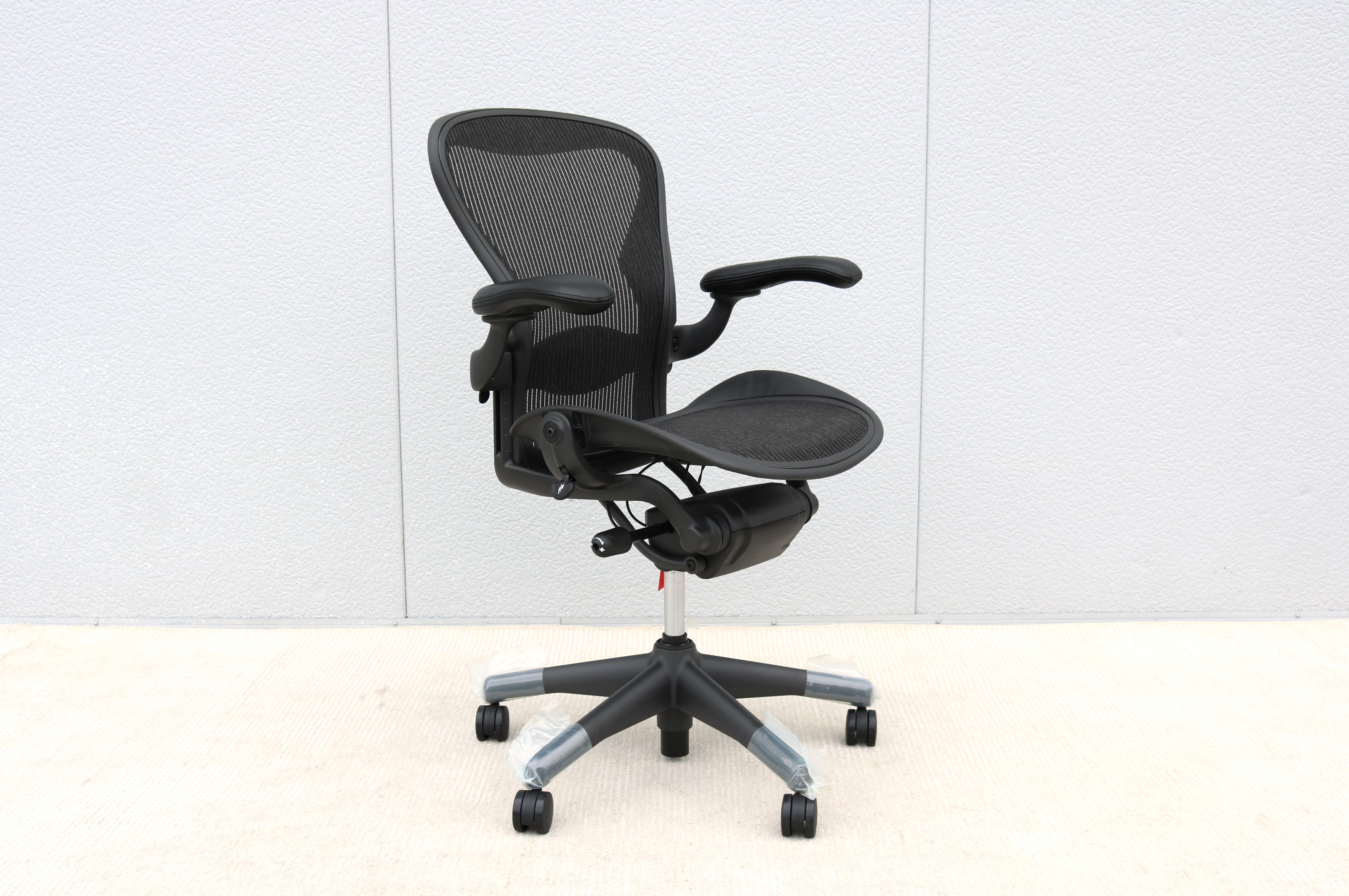 Herman Miller Aeron-Stuhl Größe B, vollständig verstellbar, brandneu, Kohlenstoffgewebe-Stoff (21. Jahrhundert und zeitgenössisch) im Angebot