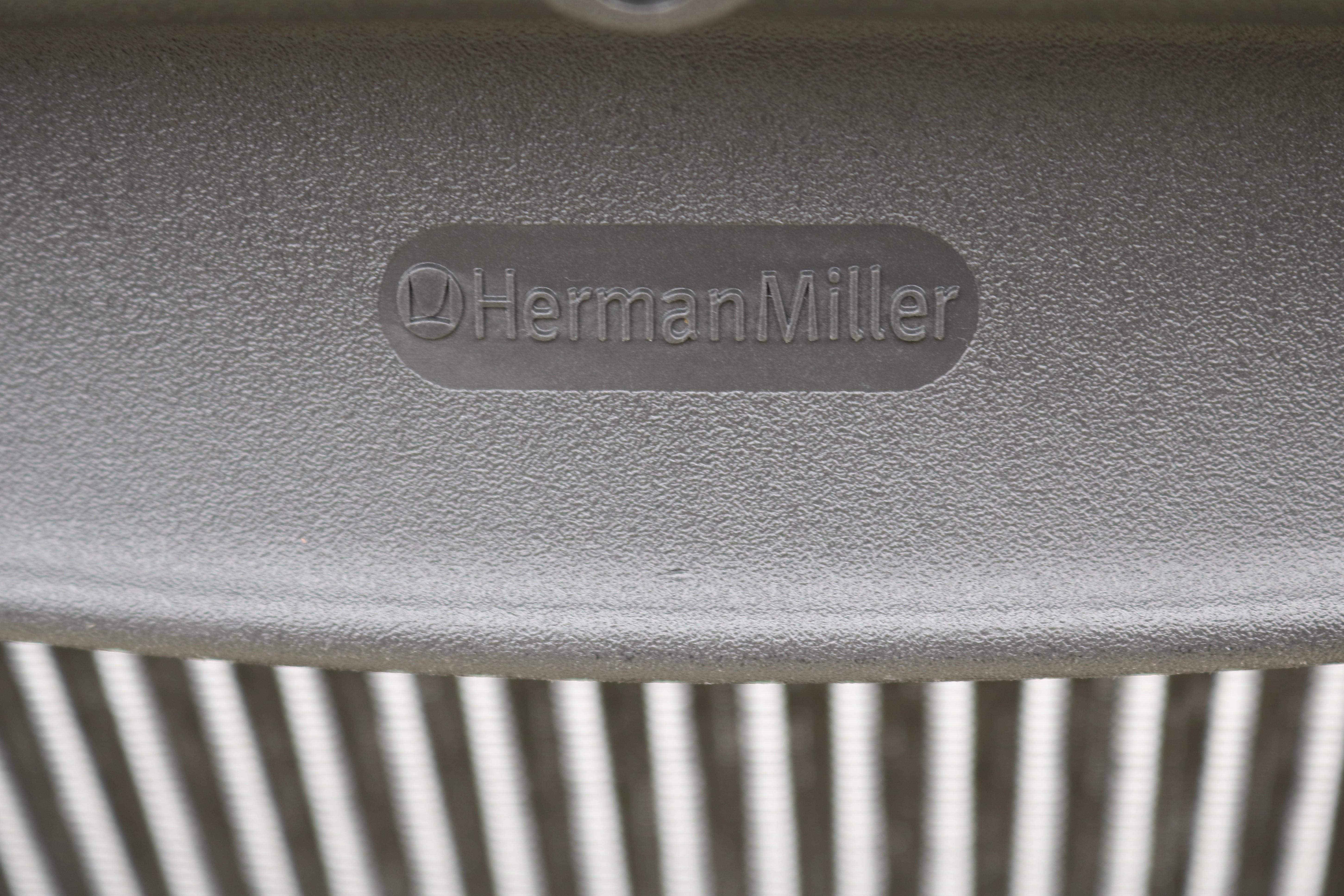 Sedia Herman Miller A. B. completamente regolabile, con rete in carbonio e telaio in grafite in vendita 12