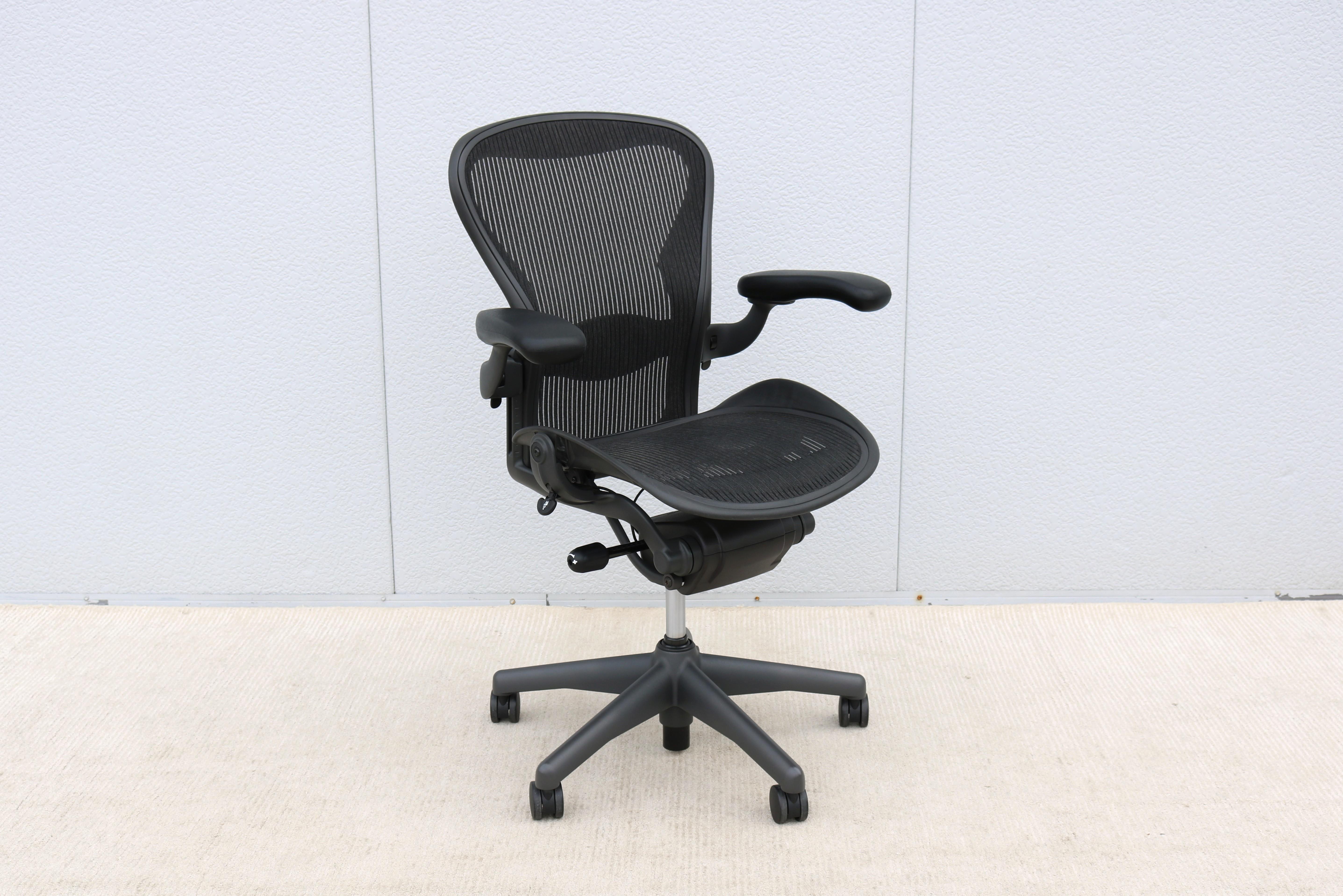 Sedia Aeron di dimensioni (B) completa di tutte le regolazioni di Herman Miller.
È la migliore e più ammirata e riconosciuta sedia ergonomica per ufficio mai realizzata.
Il suo design innovativo e il supporto per una vasta gamma di posture, attività