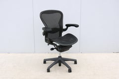 Herman Miller Aeron-Stuhl Größe B, vollständig verstellbar, Kohlenstoffgeflecht- und Graphitrahmen
