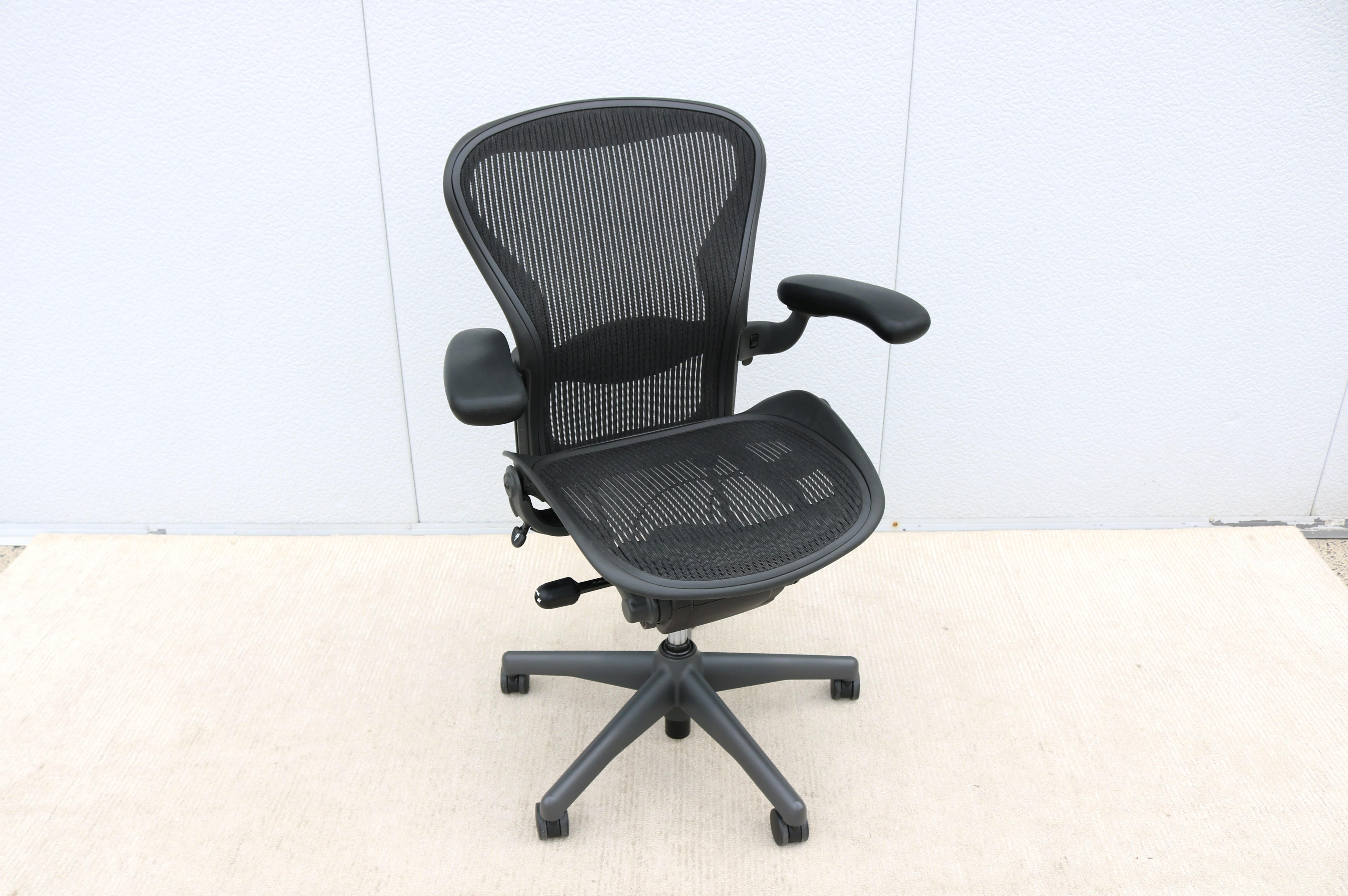 Moderno Sedia Herman Miller A. B. completamente regolabile, con rete in carbonio e telaio in grafite in vendita