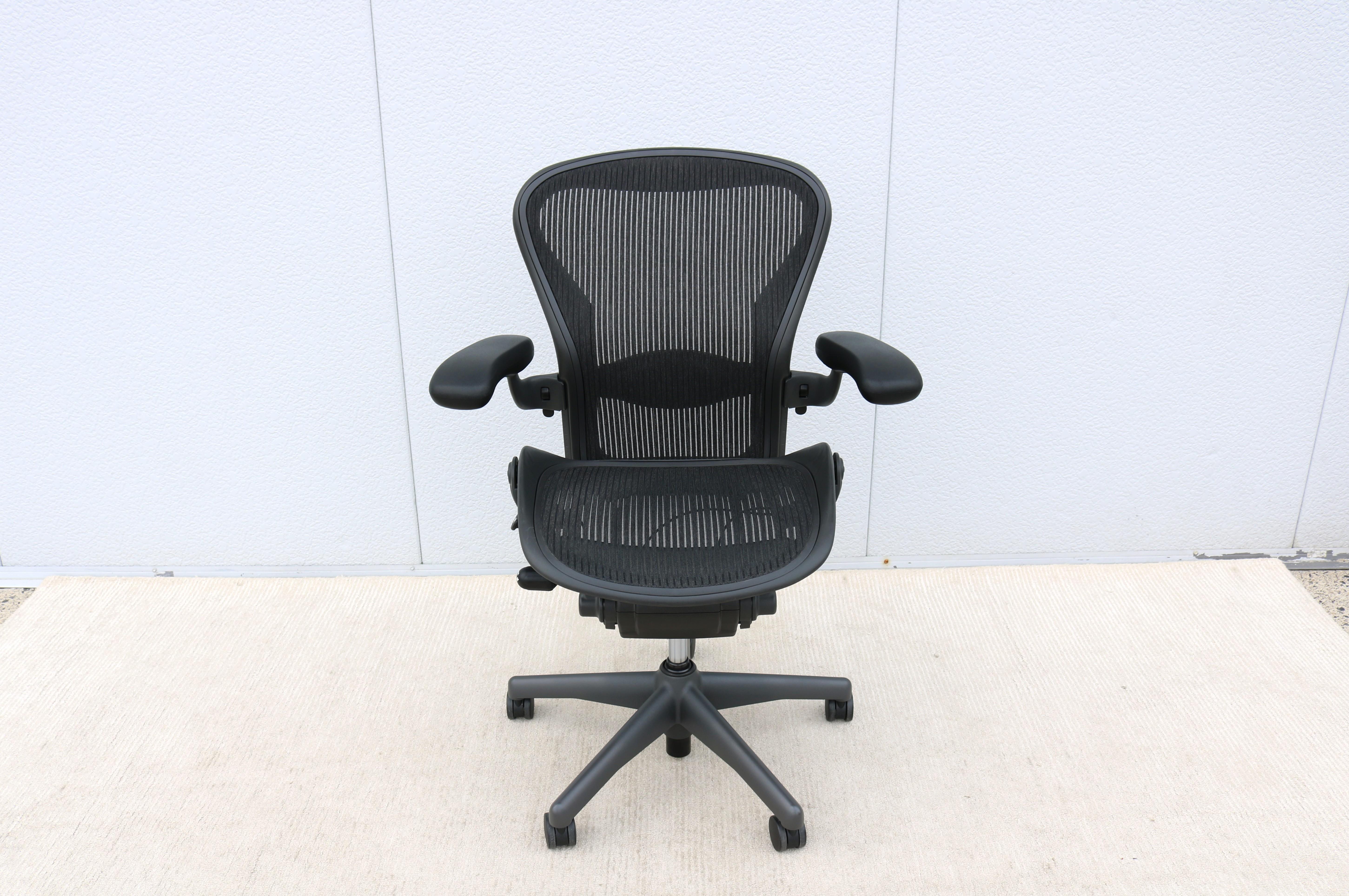 Americano Sedia Herman Miller A. B. completamente regolabile, con rete in carbonio e telaio in grafite in vendita