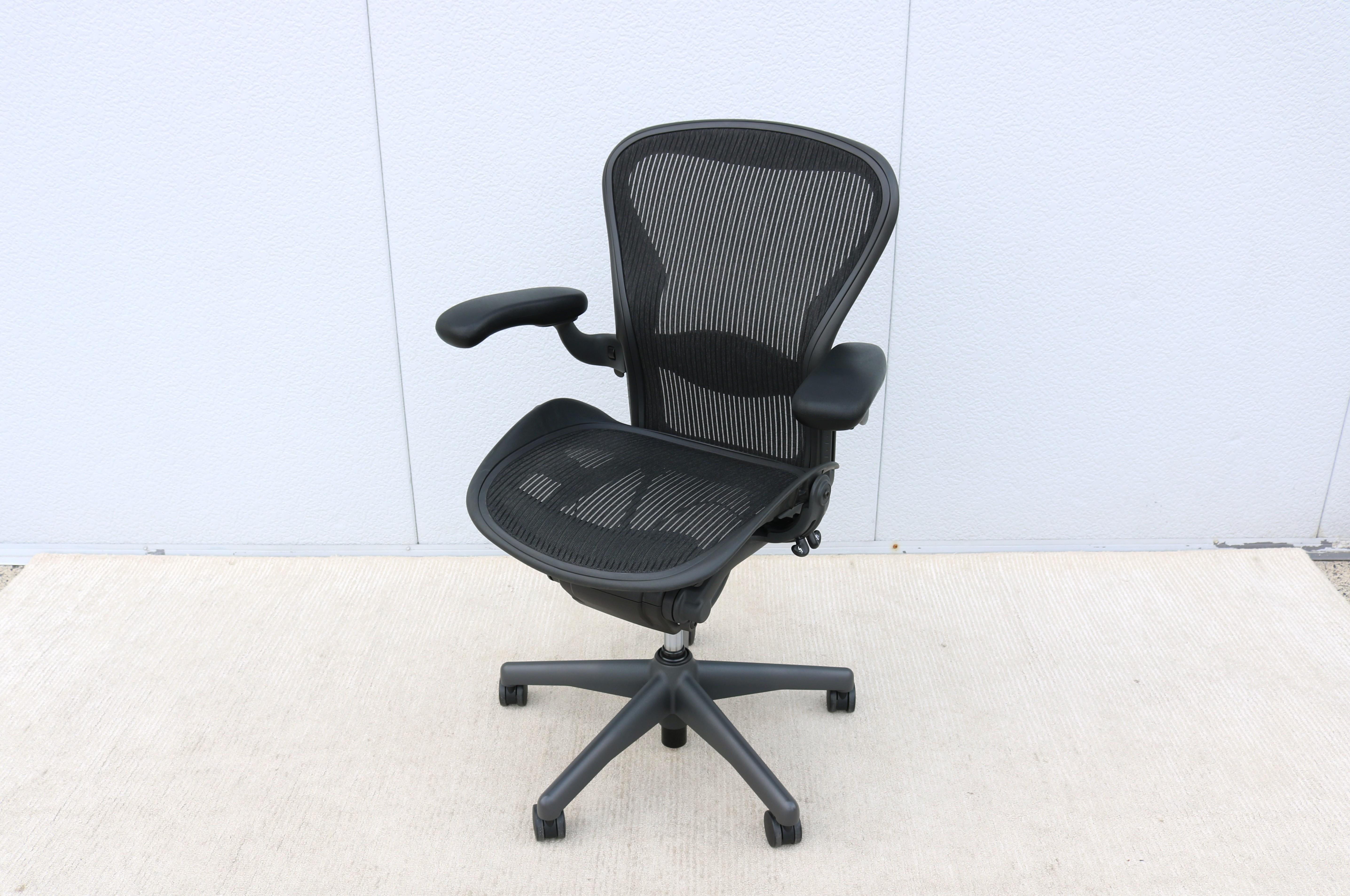 XXI secolo e contemporaneo Sedia Herman Miller A. B. completamente regolabile, con rete in carbonio e telaio in grafite in vendita