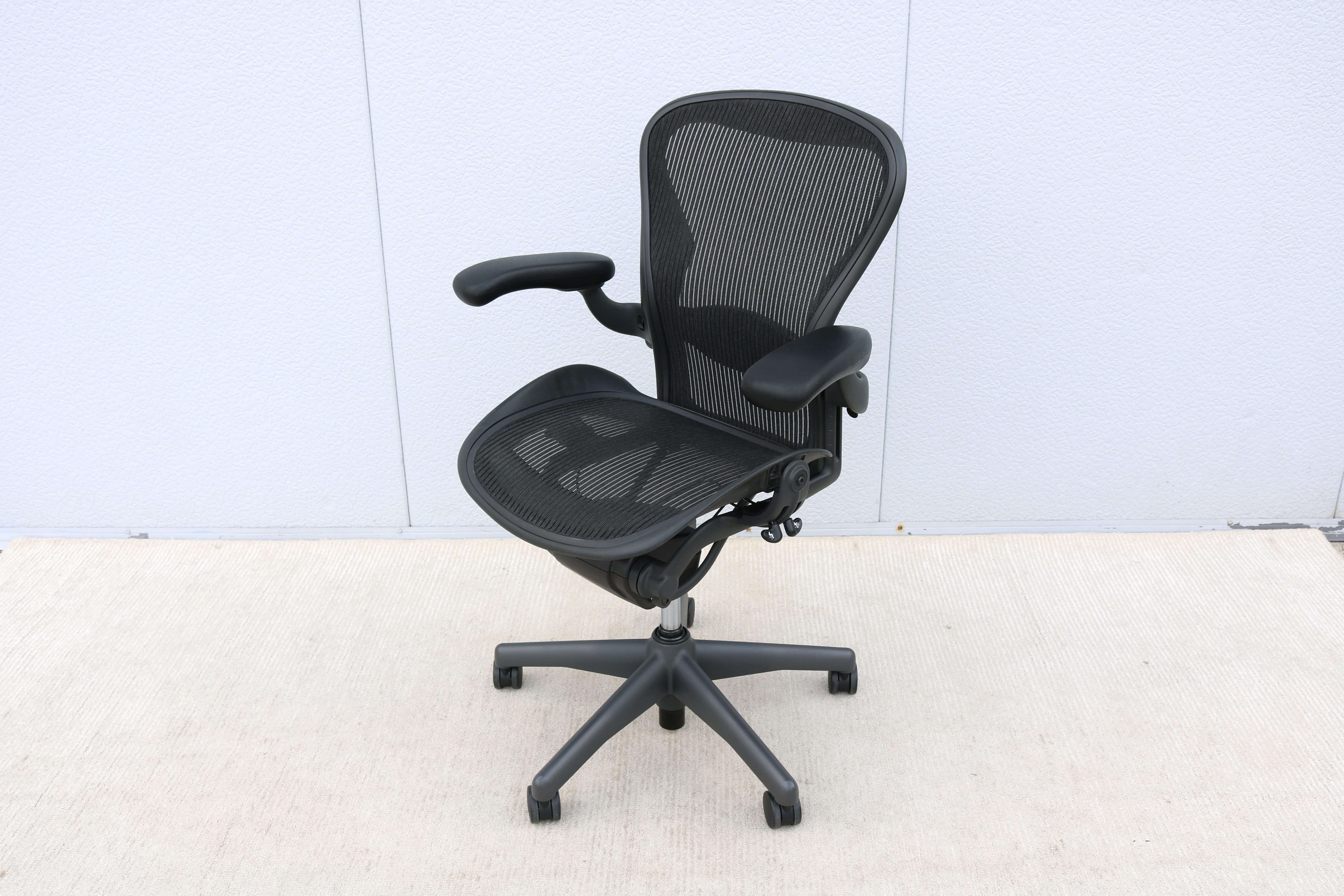 Alluminio Sedia Herman Miller A. B. completamente regolabile, con rete in carbonio e telaio in grafite in vendita