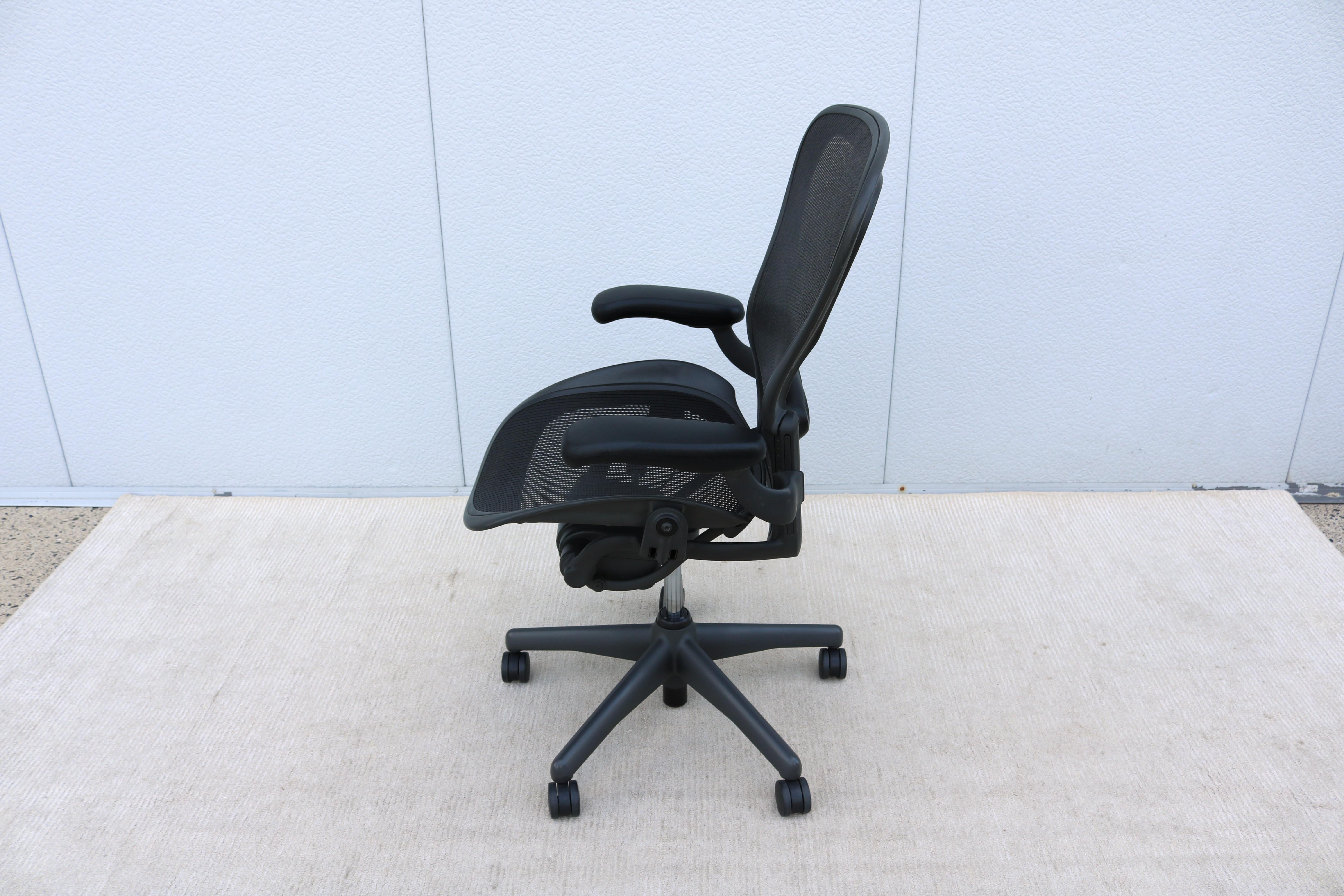 Herman Miller Aeron-Stuhl Größe C, Kohlenstoffgeflecht- und Graphitrahmen, grundlegende Anpassung 3