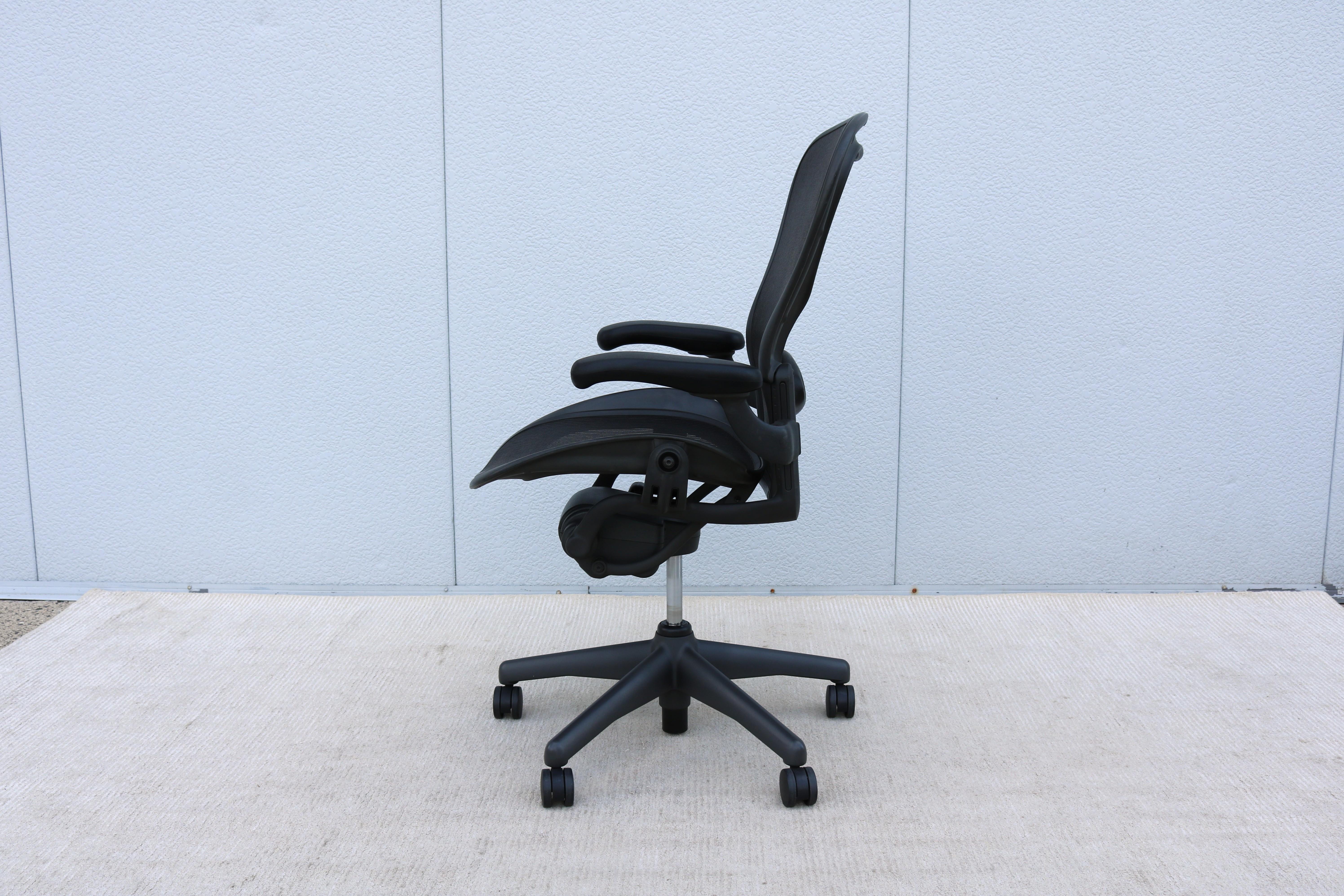 Herman Miller Aeron-Stuhl Größe C, Kohlenstoffgeflecht- und Graphitrahmen, grundlegende Anpassung 4