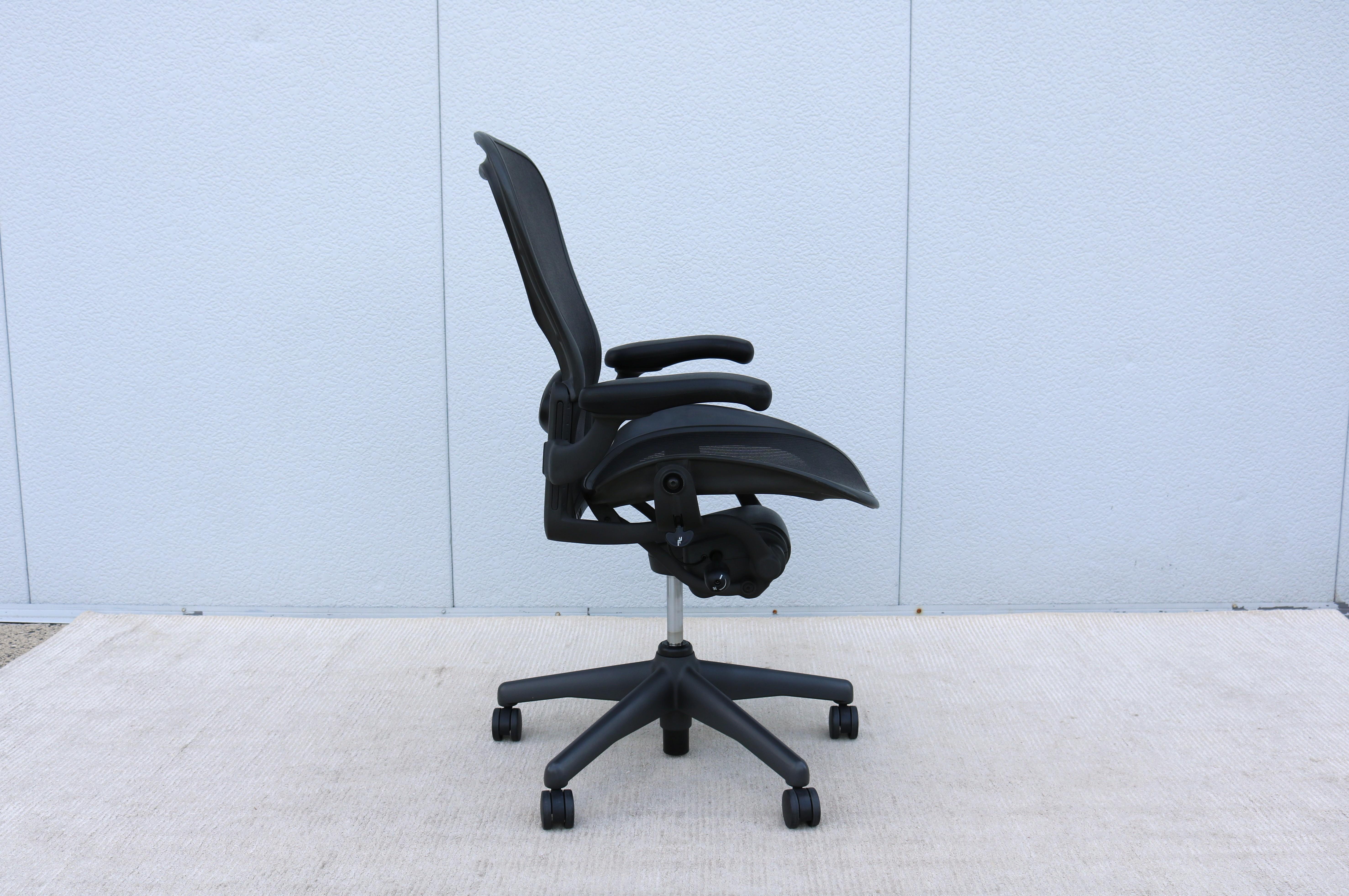 Herman Miller Aeron-Stuhl Größe C, Kohlenstoffgeflecht- und Graphitrahmen, grundlegende Anpassung 7