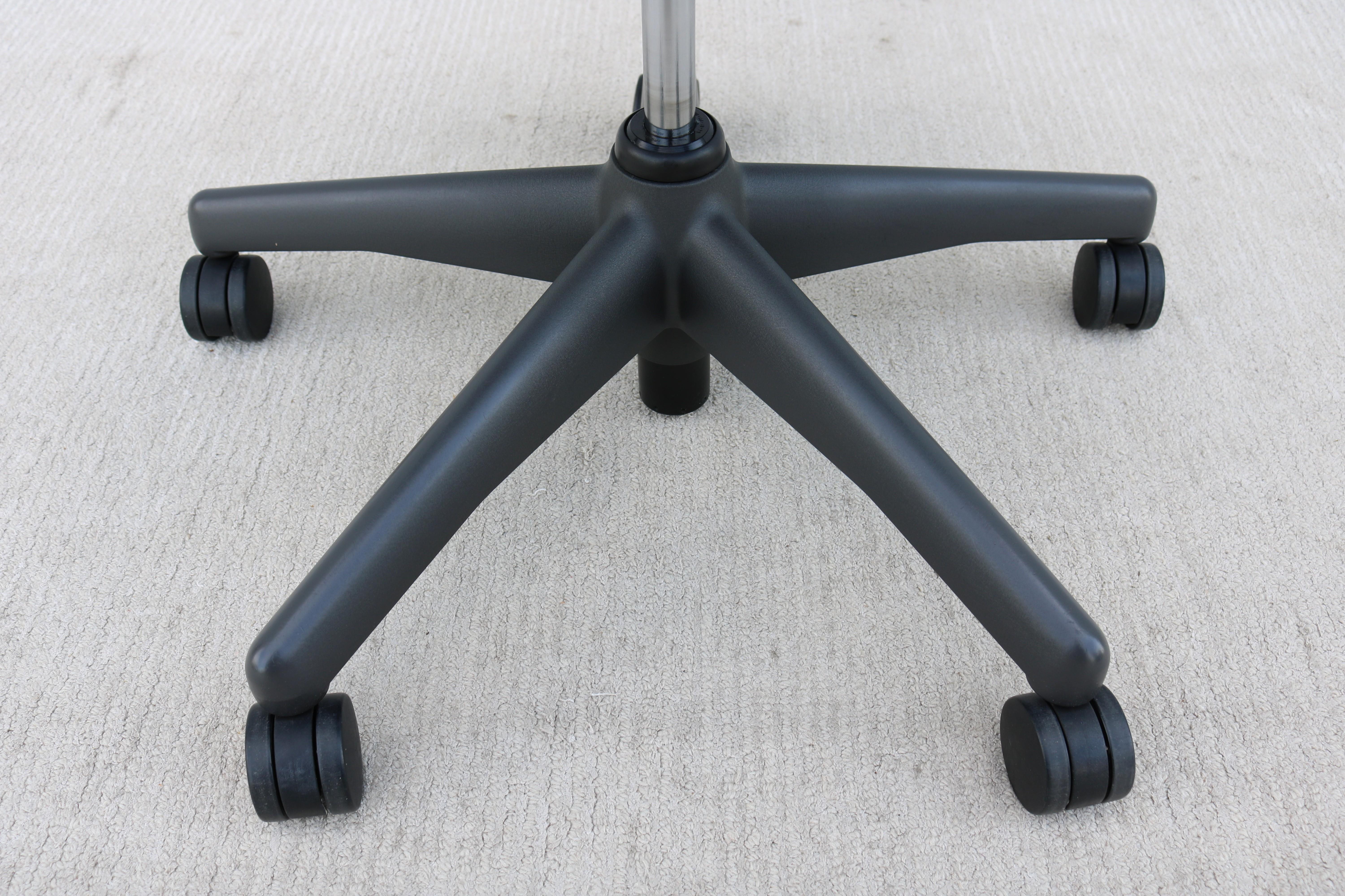 Herman Miller Aeron-Stuhl Größe C, Kohlenstoffgeflecht- und Graphitrahmen, grundlegende Anpassung 11