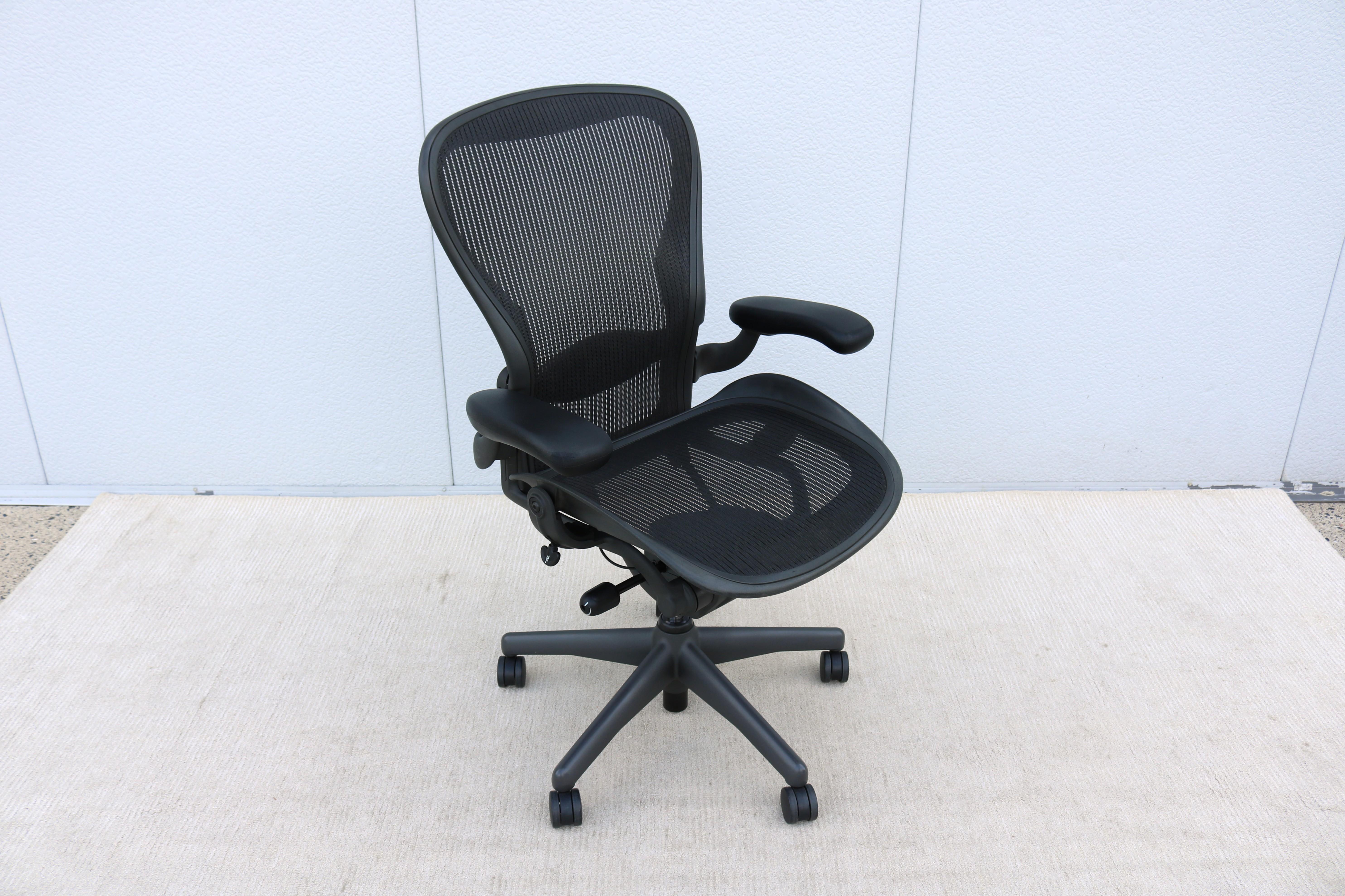 Aeron-Stuhl Größe (C) mit Grundeinstellungen von Herman Miller.
Er ist der beste und am meisten bewunderte und anerkannte ergonomische Bürostuhl, der je hergestellt wurde.
Sein innovatives Design und die Unterstützung einer Reihe von