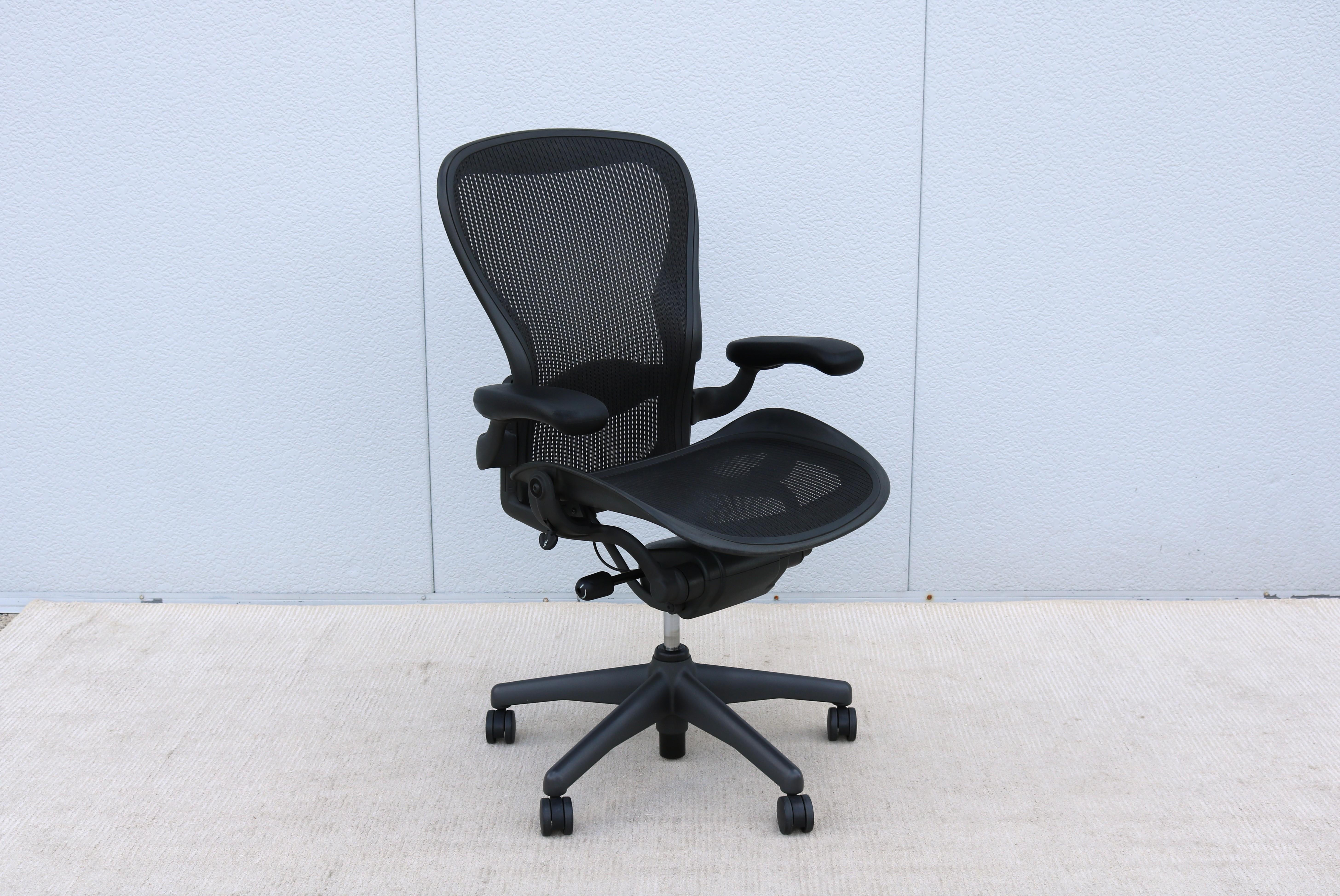 Herman Miller Aeron-Stuhl Größe C, Kohlenstoffgeflecht- und Graphitrahmen, grundlegende Anpassung (Moderne)