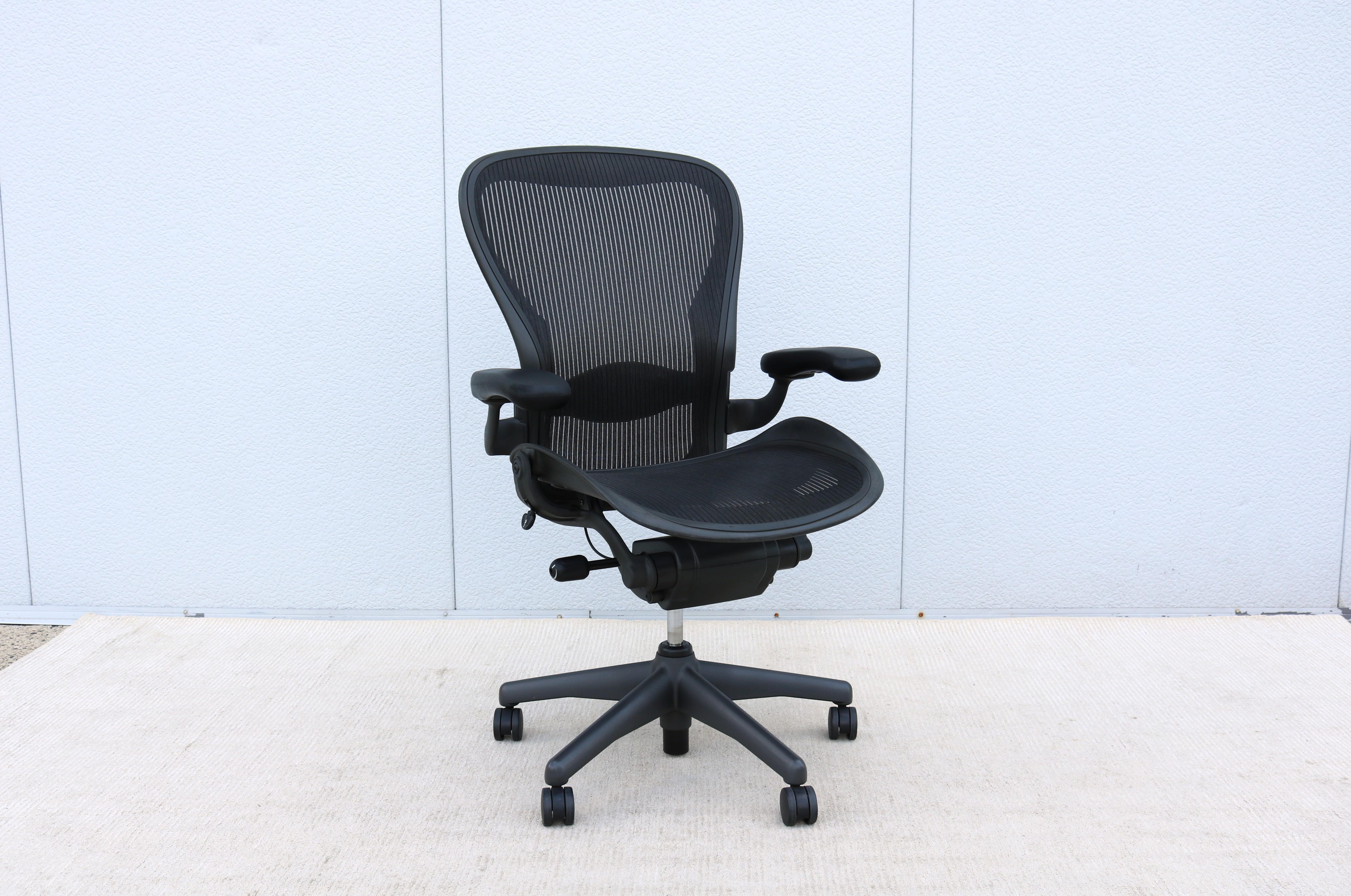 Herman Miller Aeron-Stuhl Größe C, Kohlenstoffgeflecht- und Graphitrahmen, grundlegende Anpassung (amerikanisch)